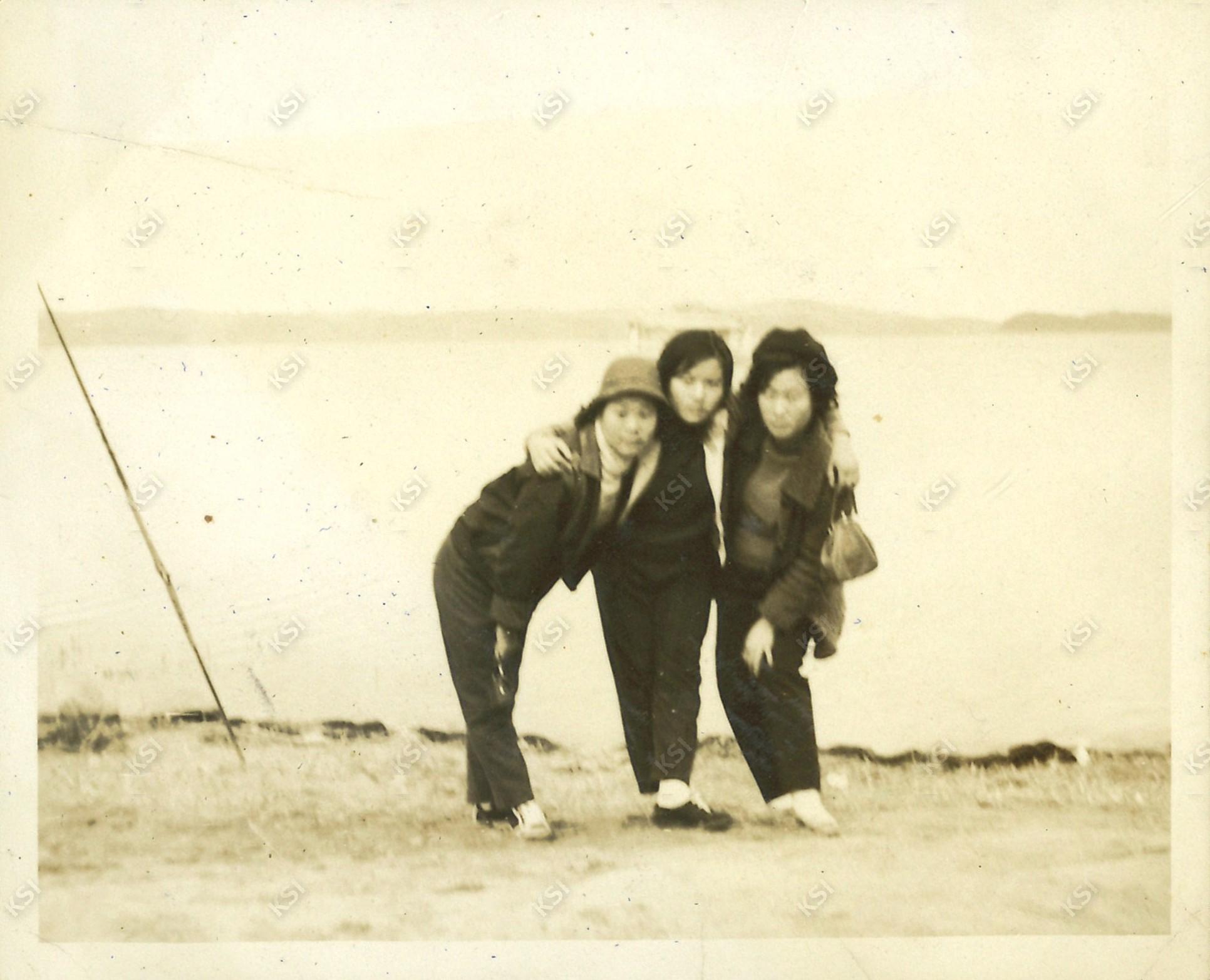 1962~1963년경 안동농업초급대학 졸업여행 경포해수욕장에서