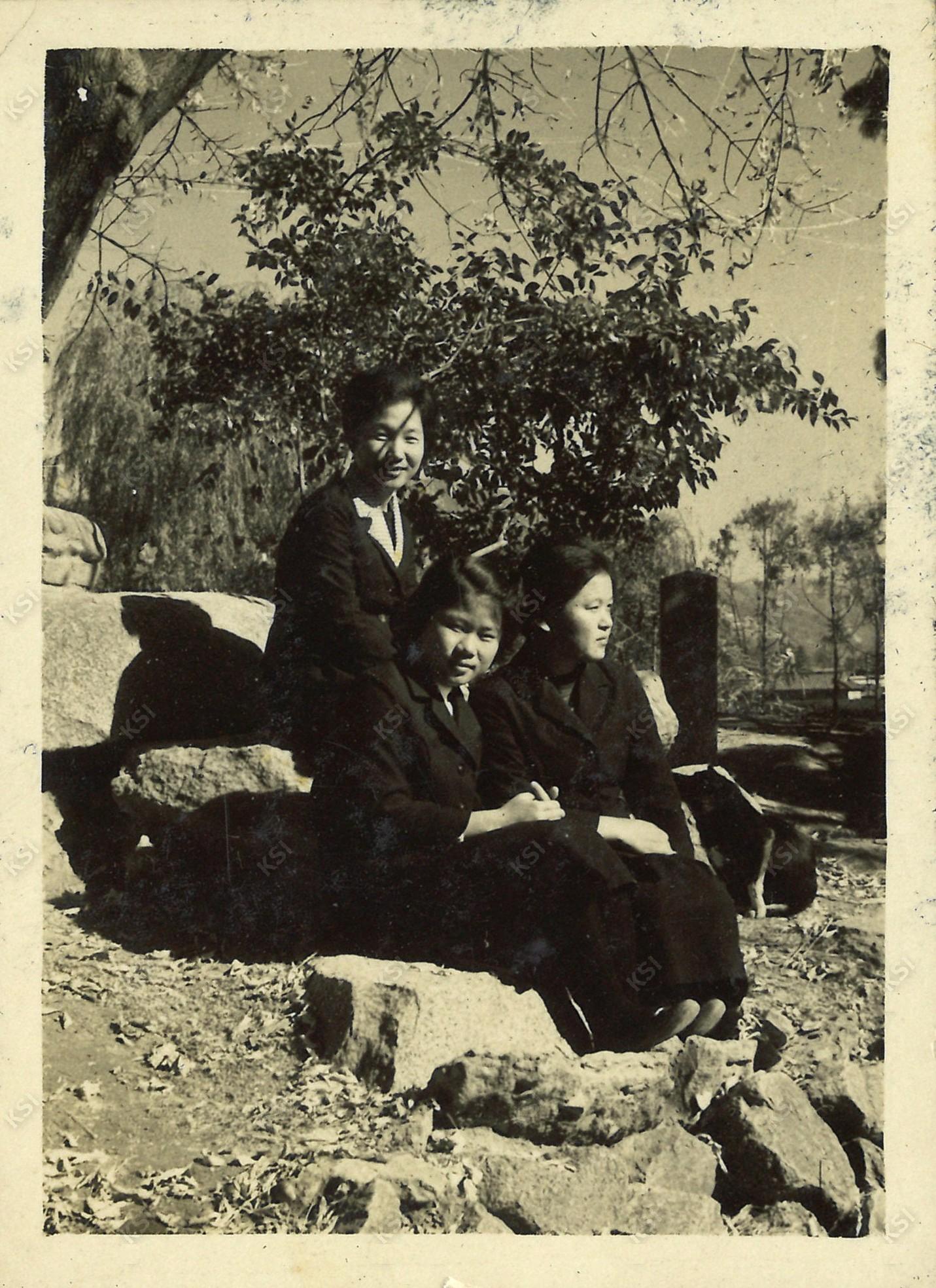 1962~1963년경 안동농업초급대학 캠퍼스에서 학우들과