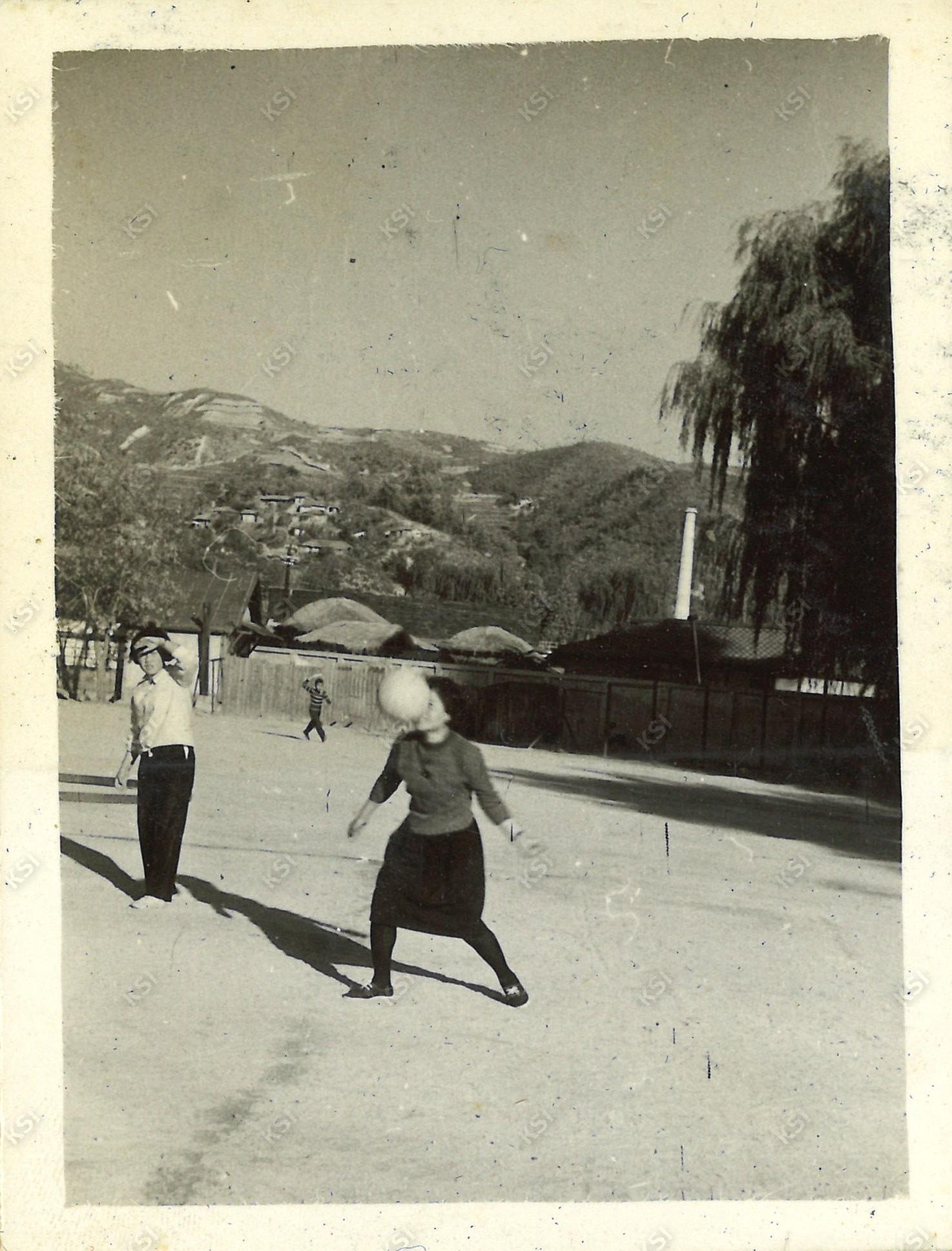 1962~1963년경 안동농업초급대학 재학 시절 학교 운동장에서 배구 경기
