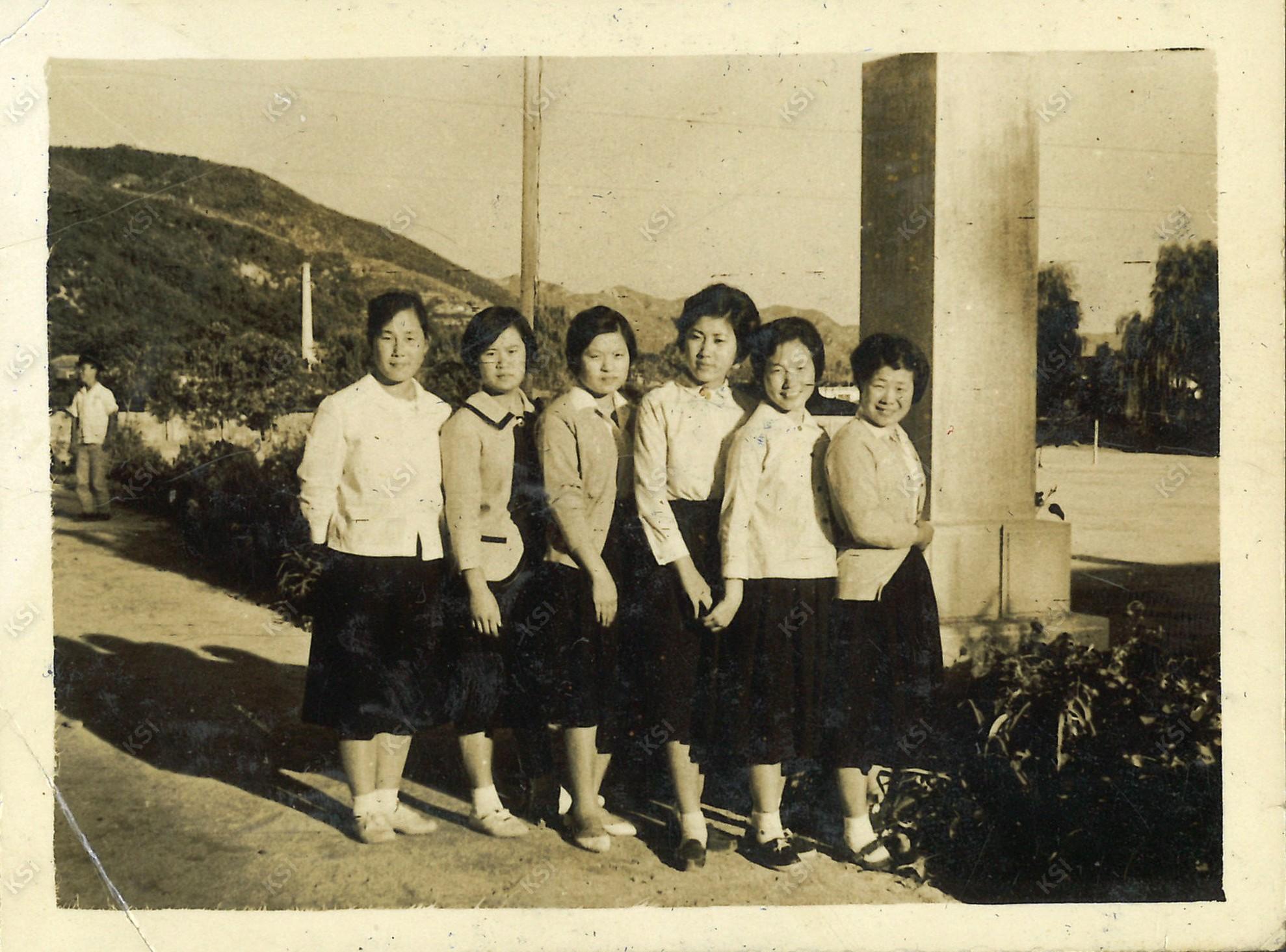 1962년 안동농업초급대학 교문에서