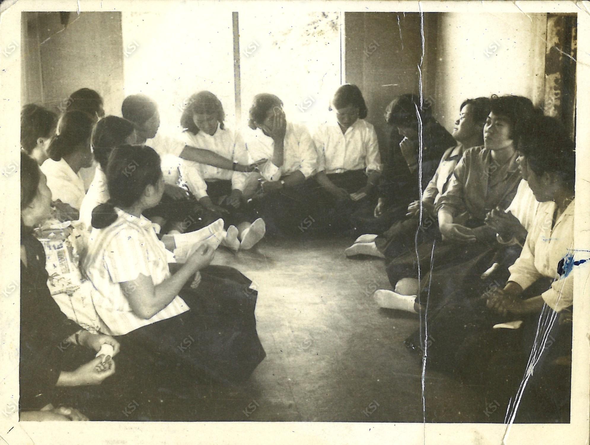 1963년경 안동농업초급대학 백운정 정자에서