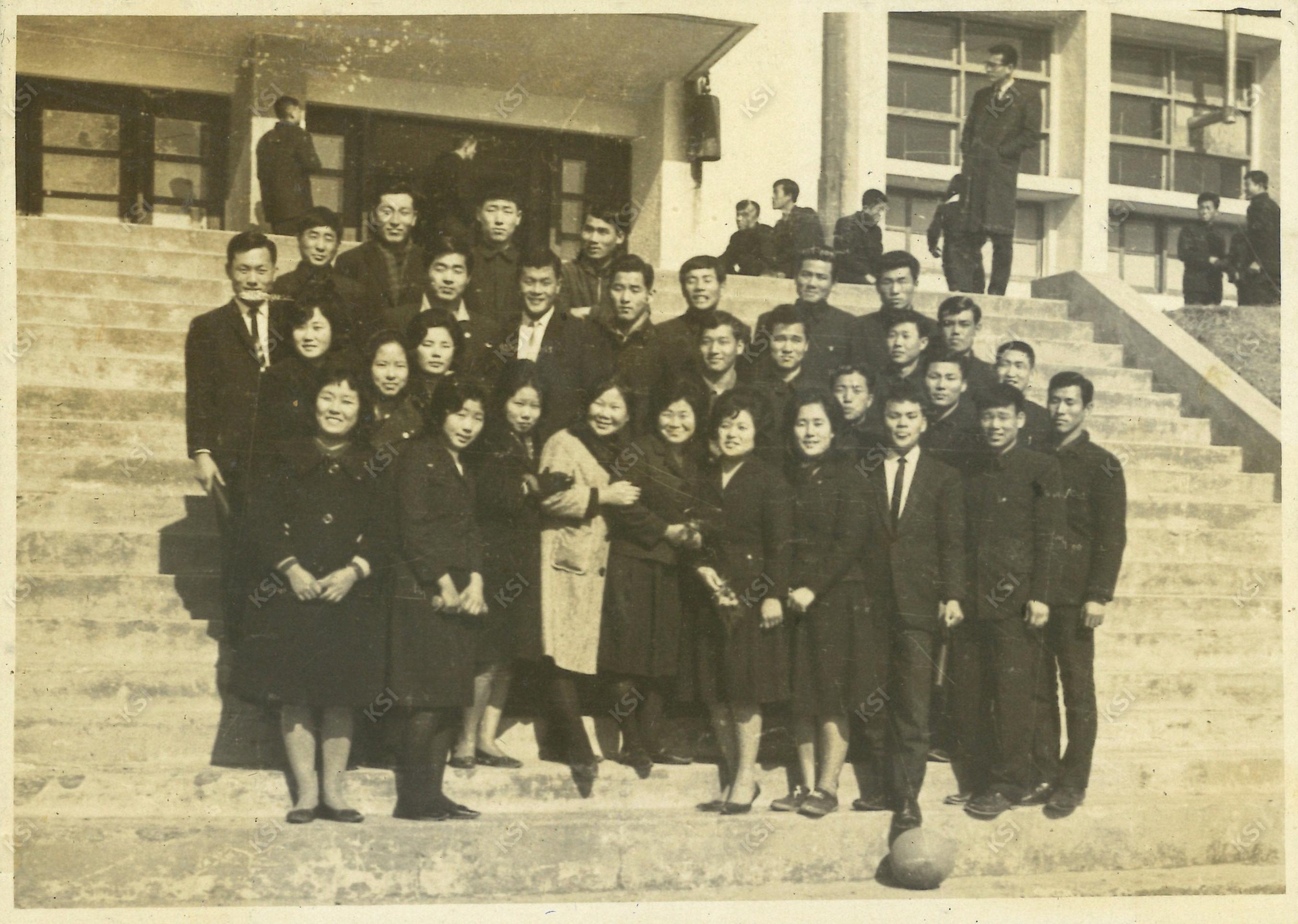 1964년 안동농업초급대학 본관 계단에서