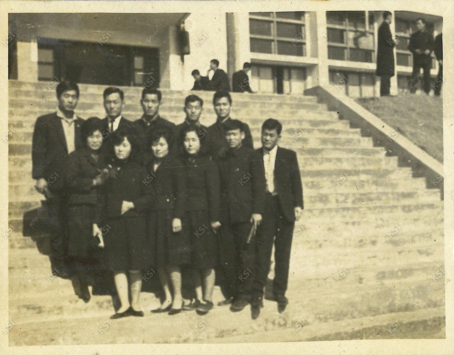 1964년 안동농업초급대학 본관 계단에서