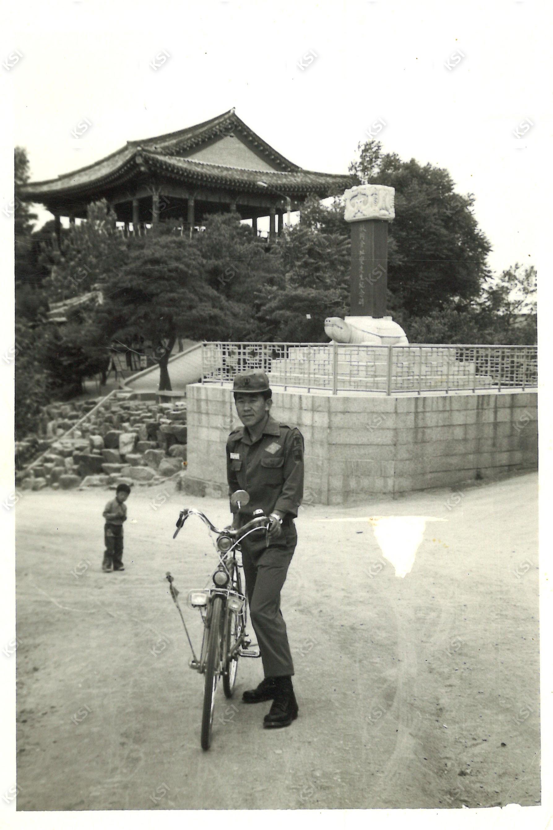 1970년대 영호루와 추강 김지섭 선생 기념비를 배경으로