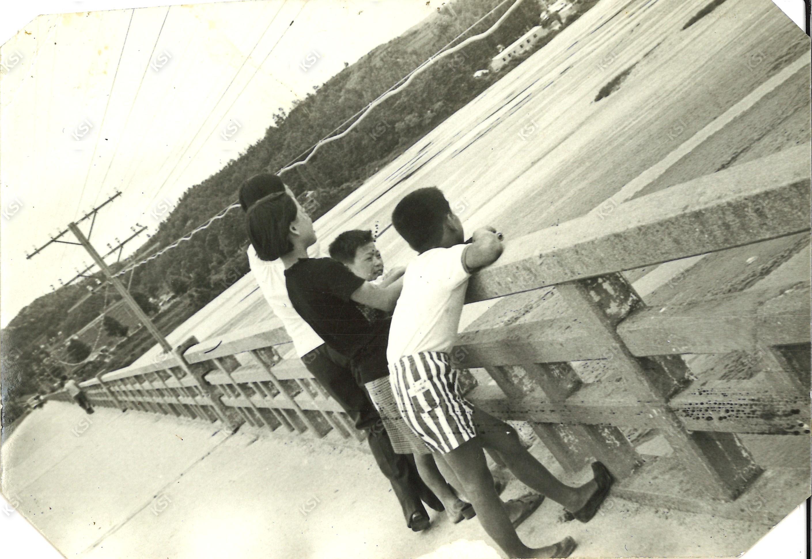 1974년 8월 6일 법흥동 인도교에서