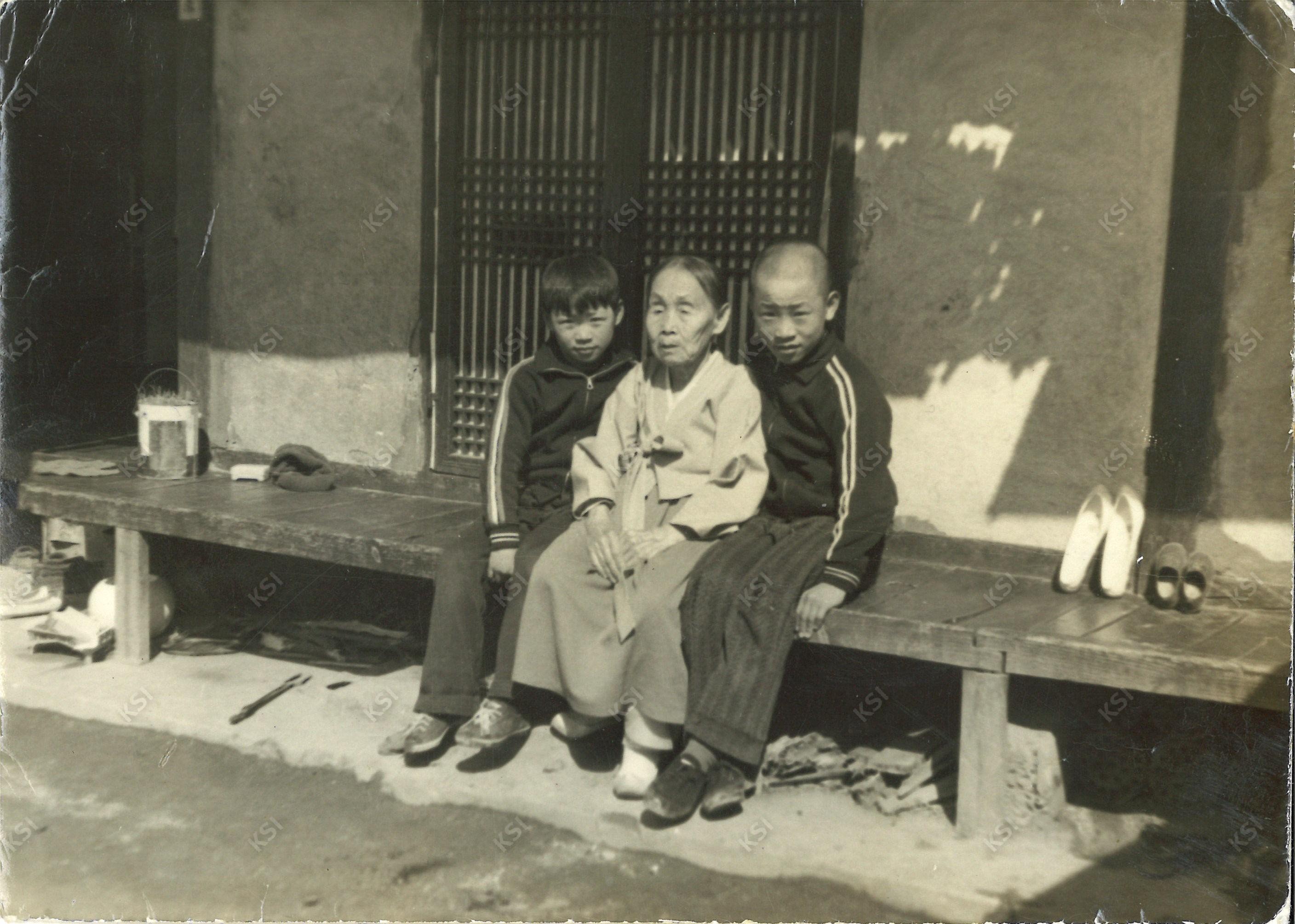 1976년 12월 안흥동 집 툇마루에서 할머니와 손자들
