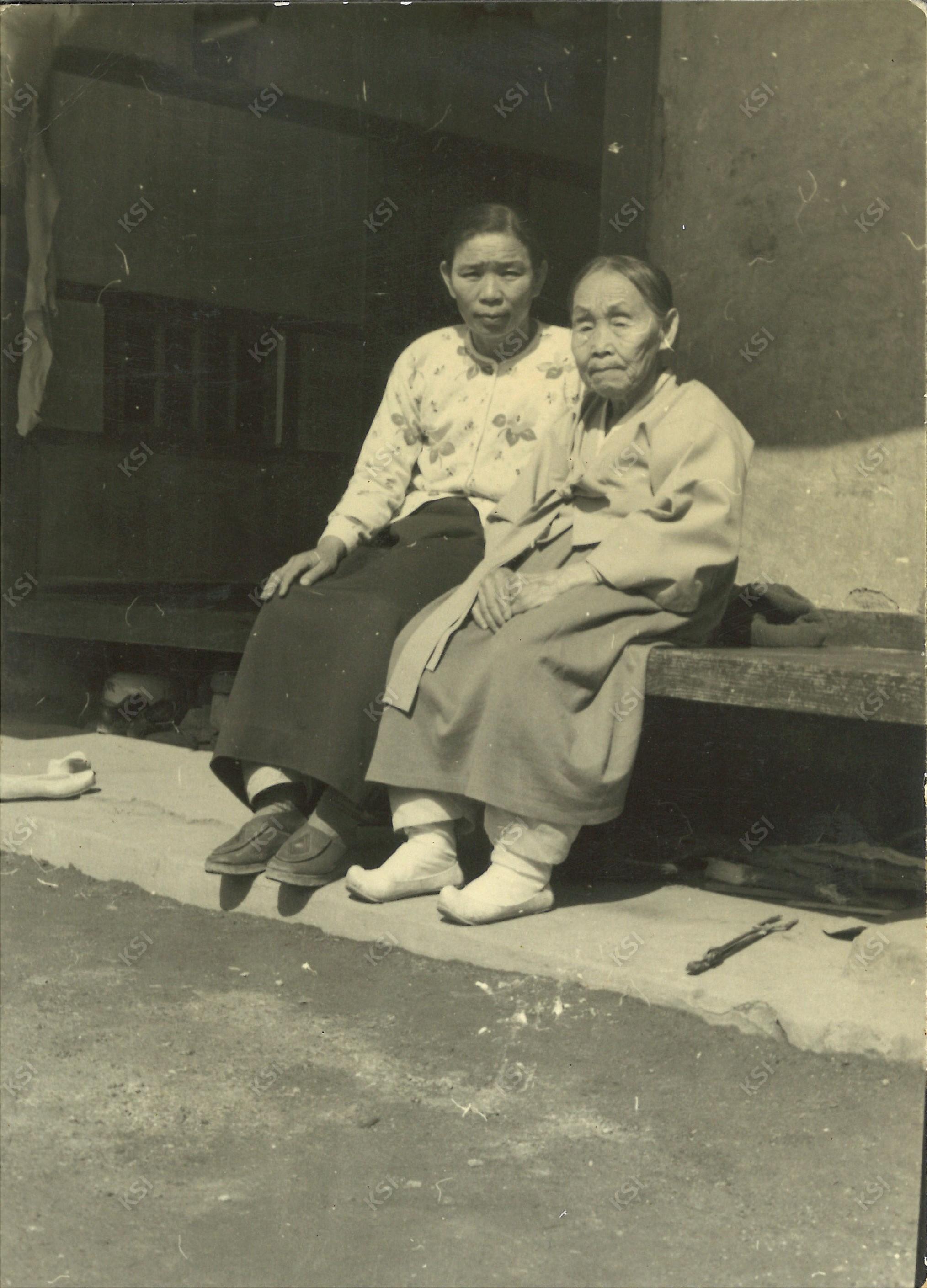 1976년 12월 안흥동 집 툇마루에서 할머니와 친정어머니