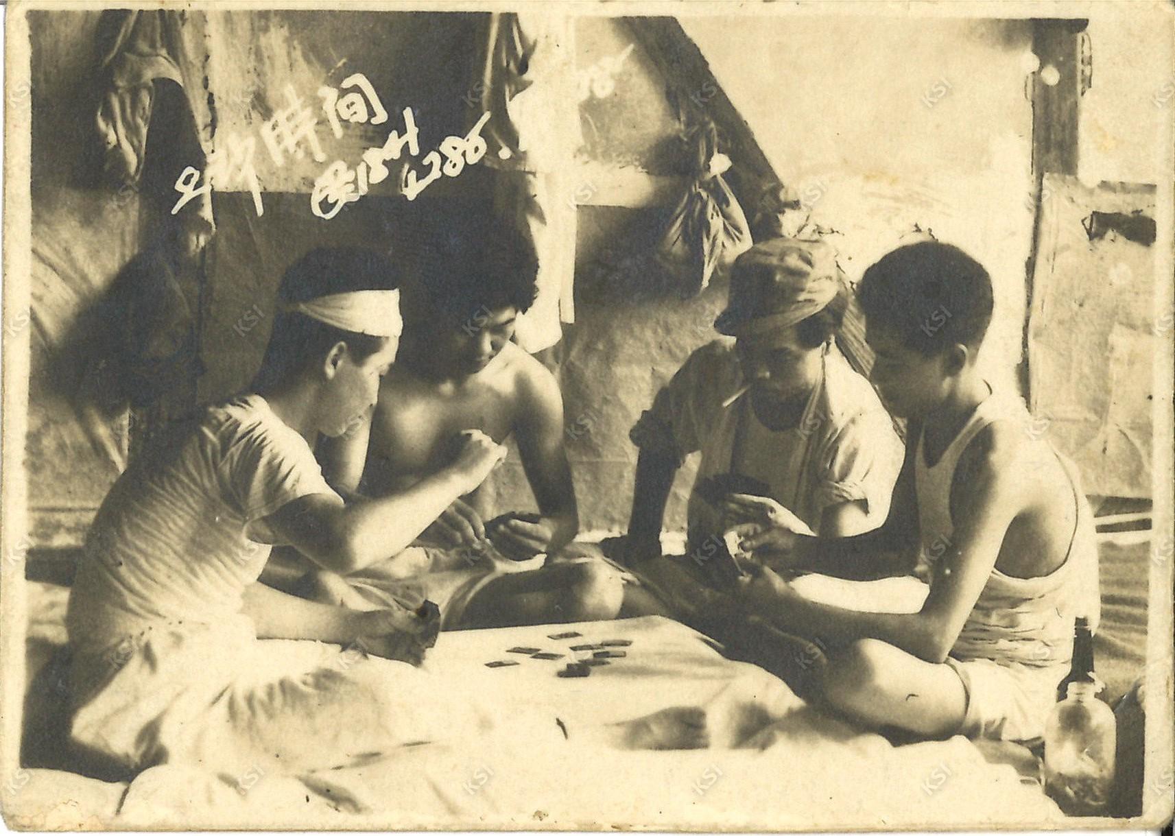 1953년 인천시 만석동에서 오락시간에 벌인 화투놀이