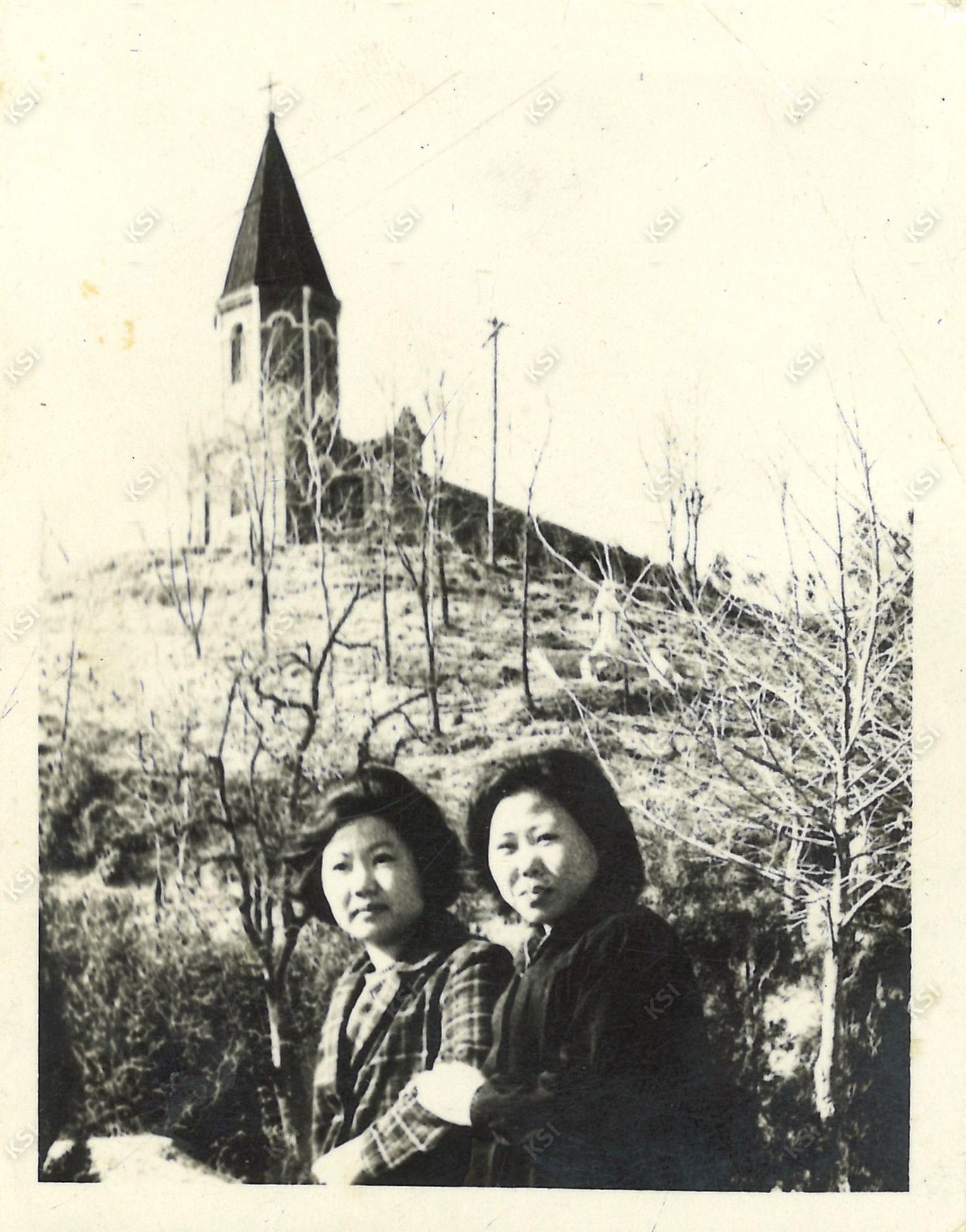 1960년대 목성동 성당을 배경으로