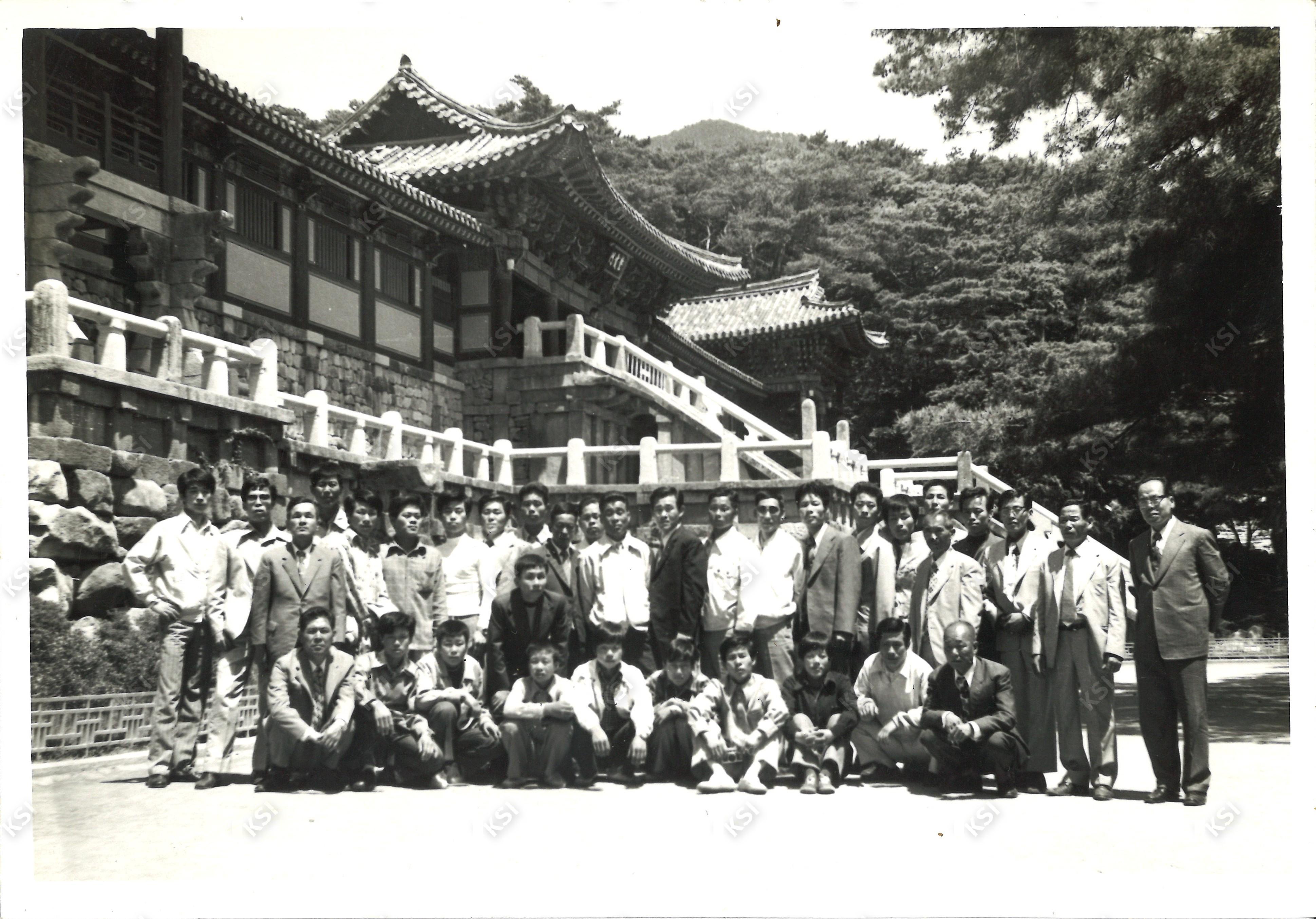 1960년대 불국사 자하문 앞에서