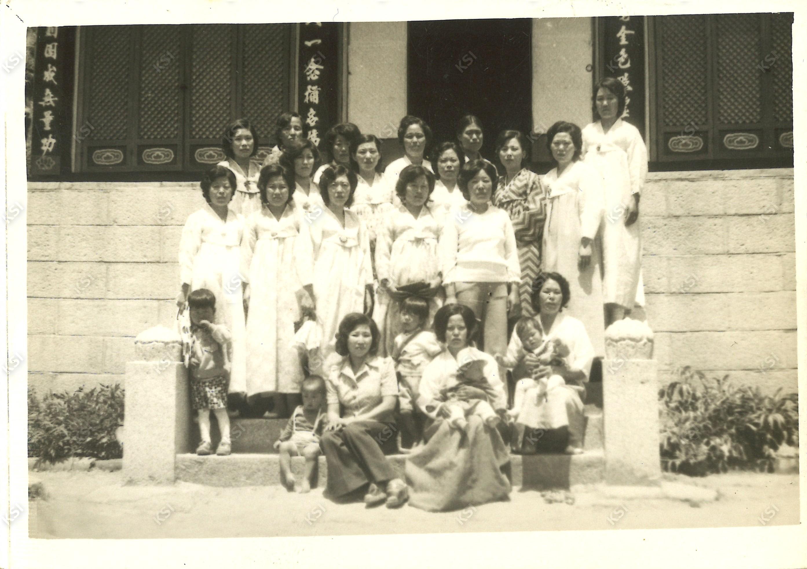 1960년대 의성 고운사 극락전 앞에서