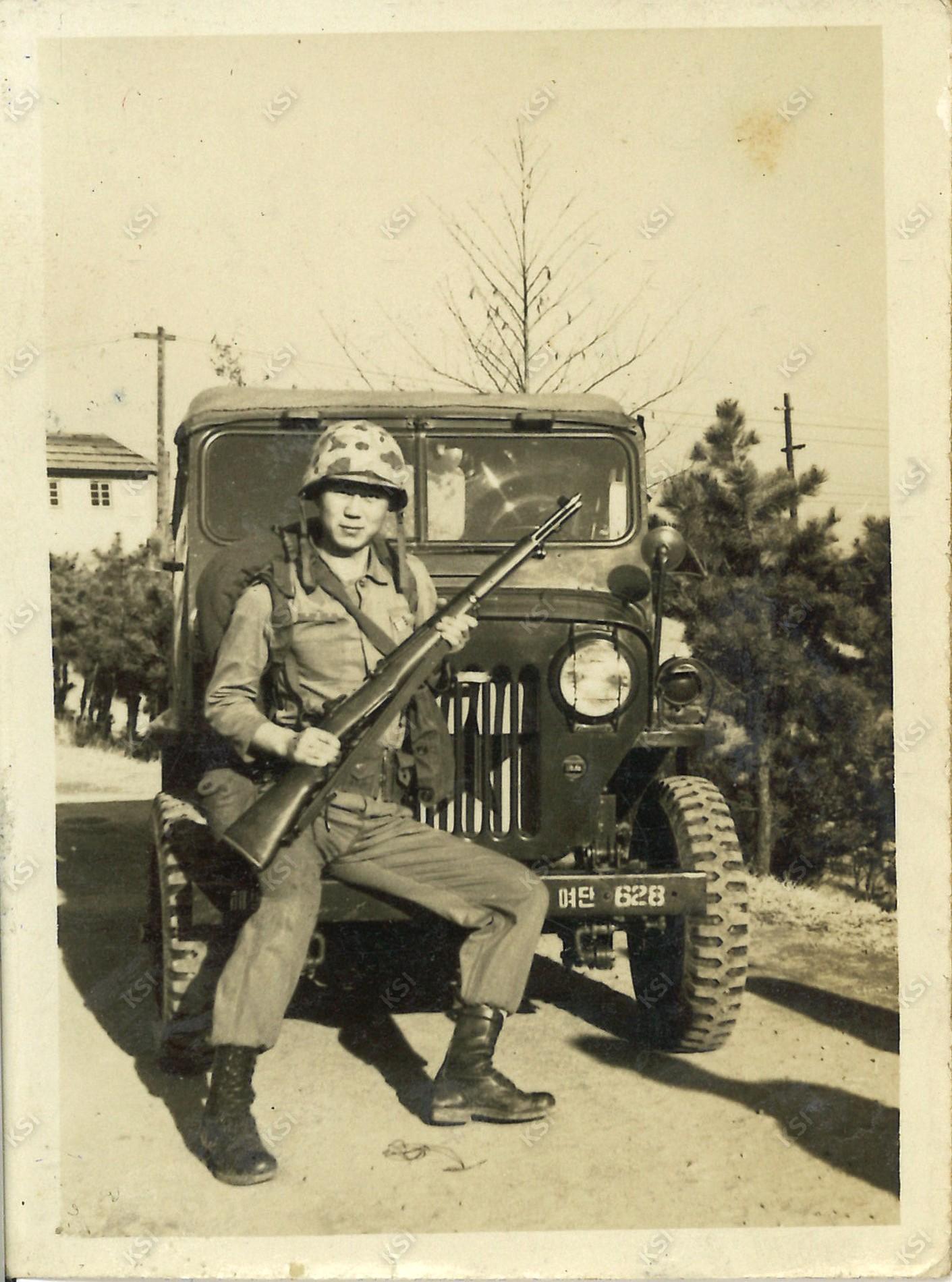 1960년대 초반 군복무 시절 군용 차량에서