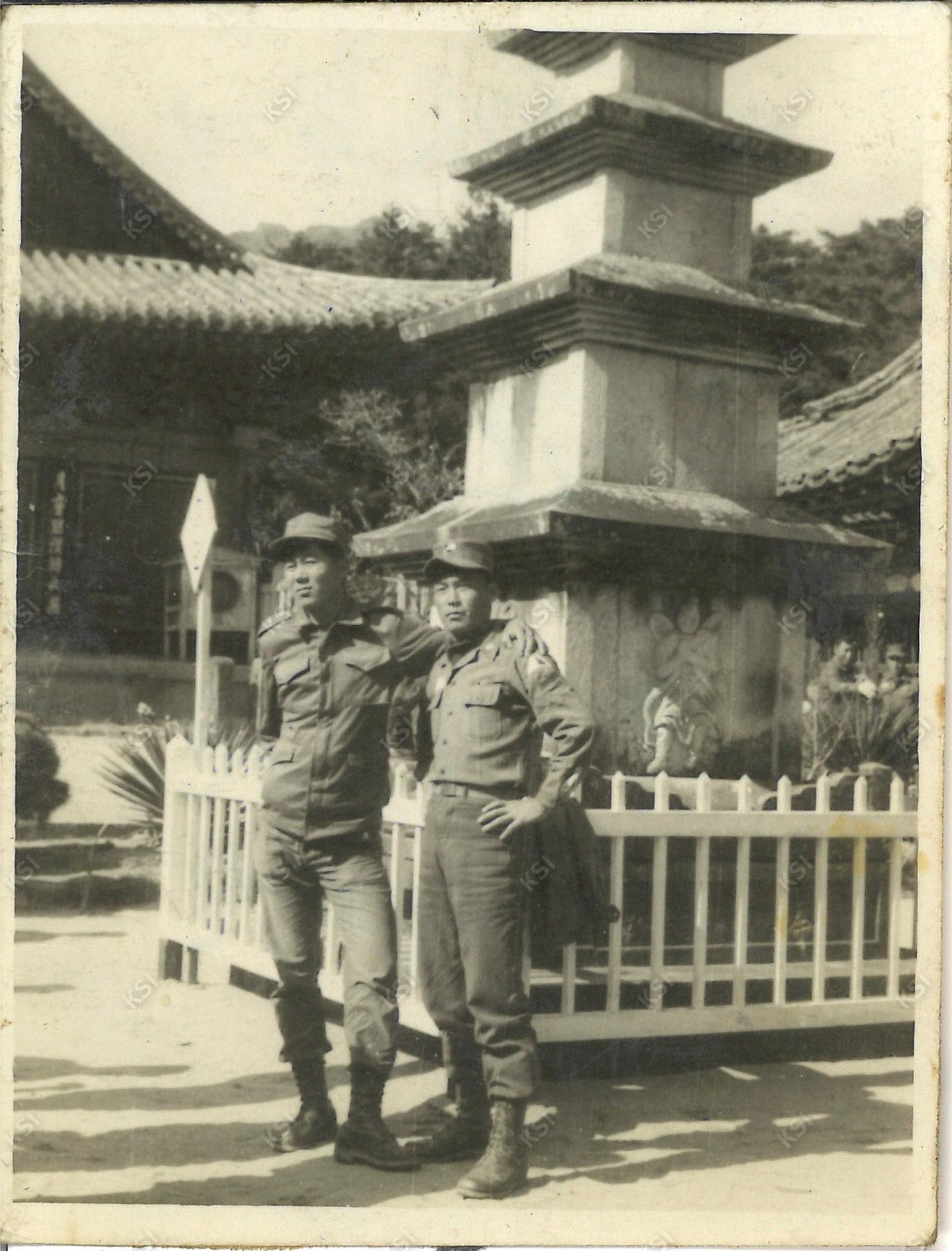 1962년 양산 통도사 석탑 앞에서