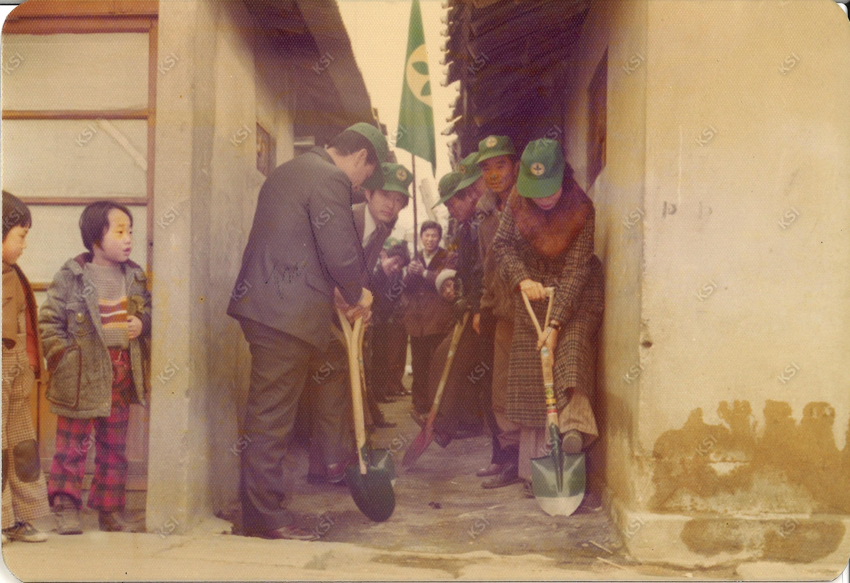 1970년대 골목 포장 작업