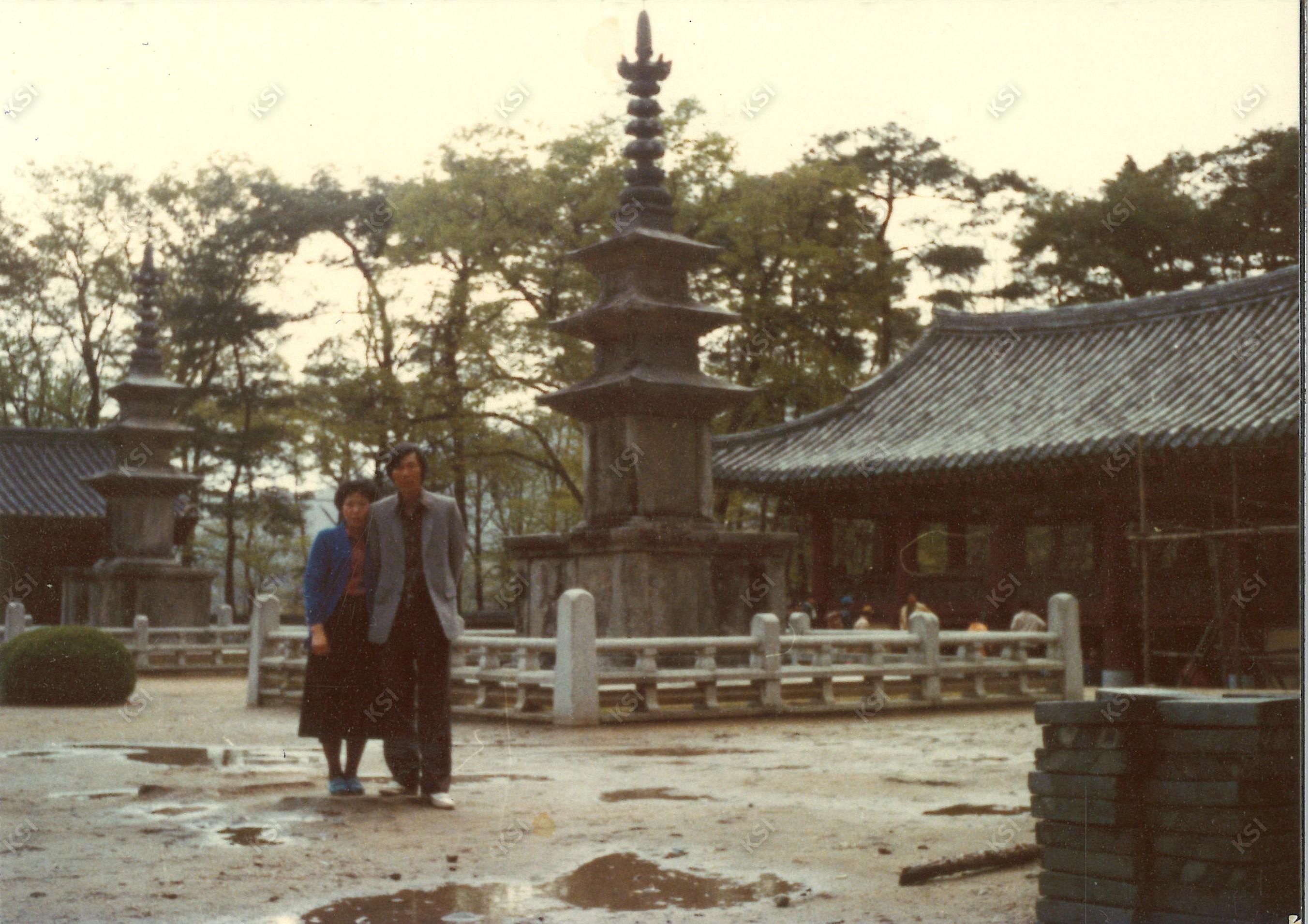 1970년대 김천 직지사 도천사지삼층석탑 앞에서