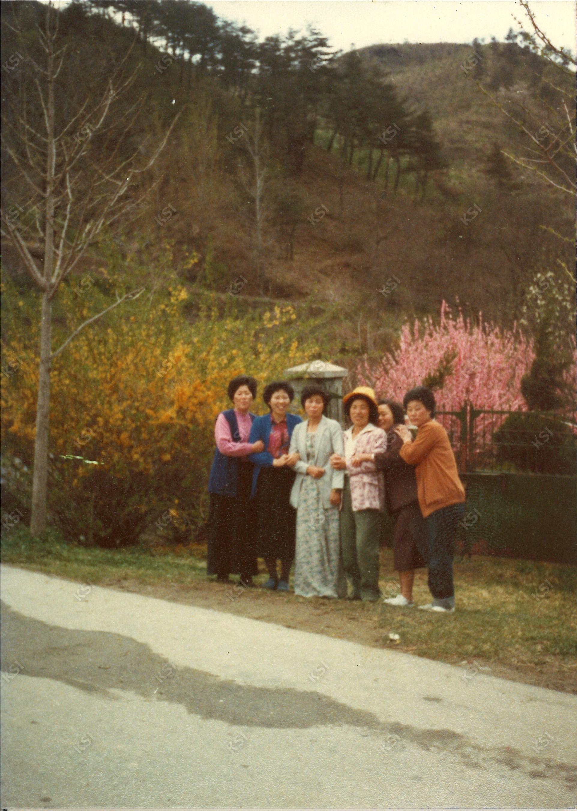 1970년대 김천 직지사 앞 꽃길 앞에서