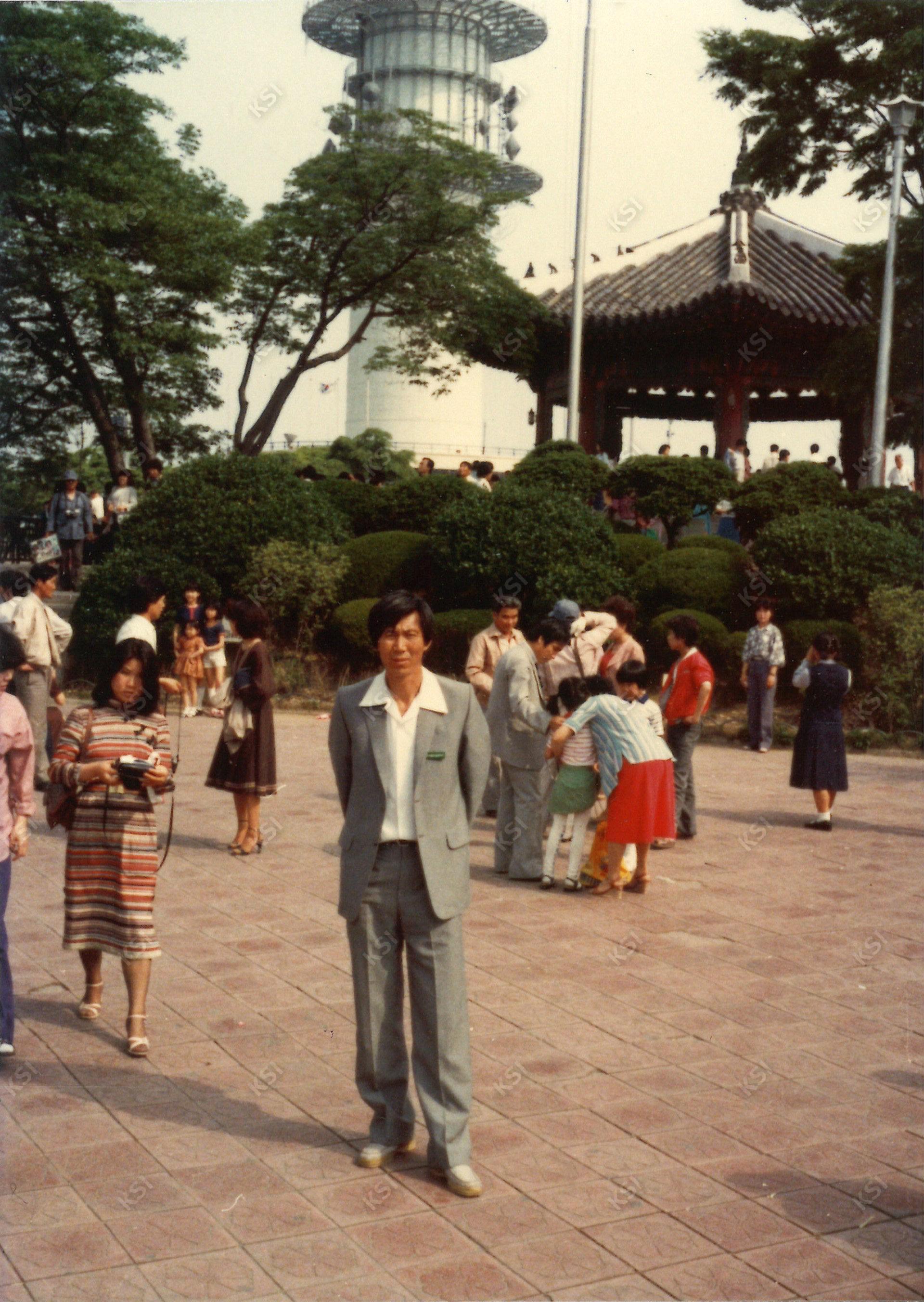 1970년대 남산타워와 팔각정 앞에서