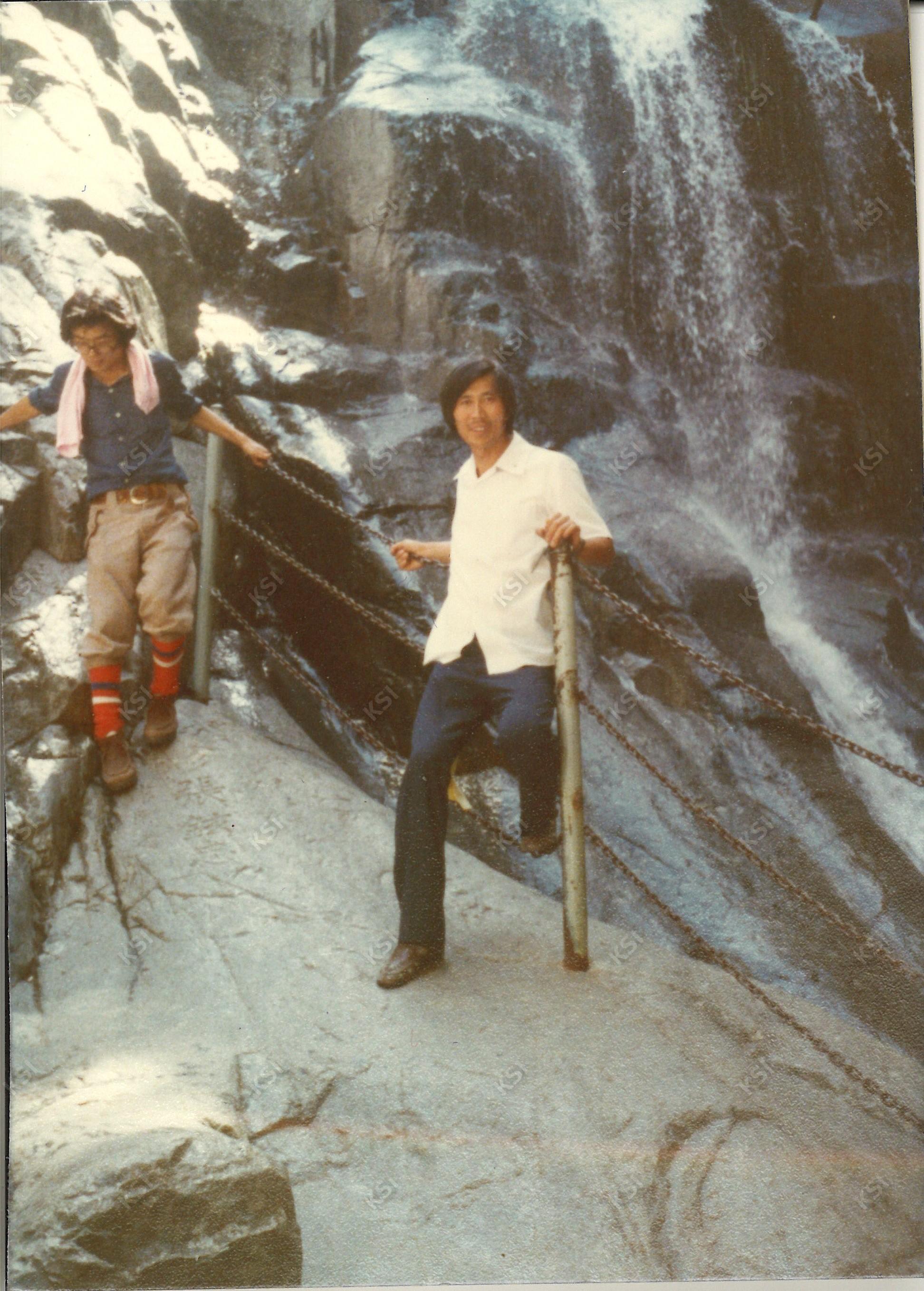 1970년대 내연산 폭포에서