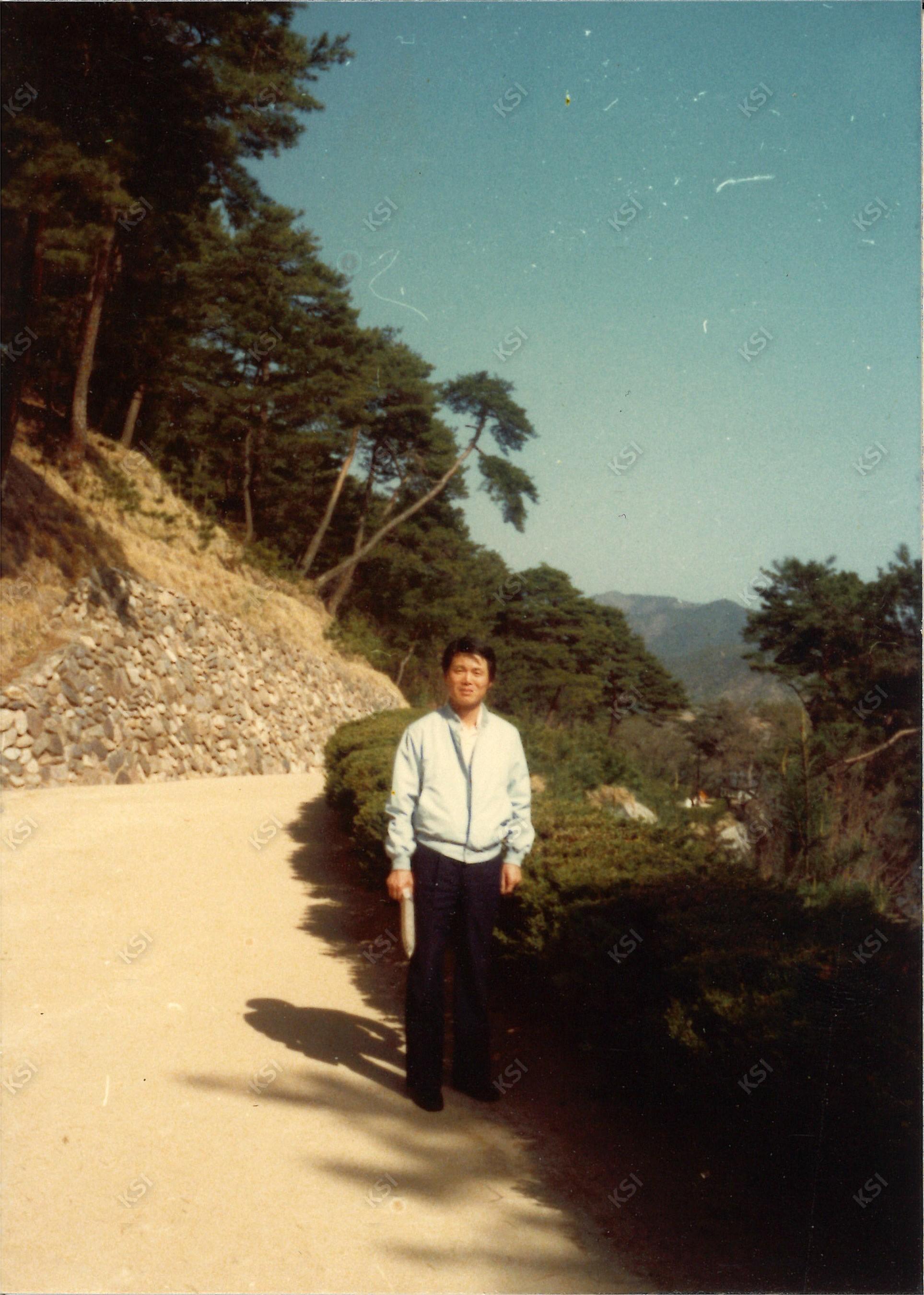 1970년대 도산서원으로 들어가는 길목에서