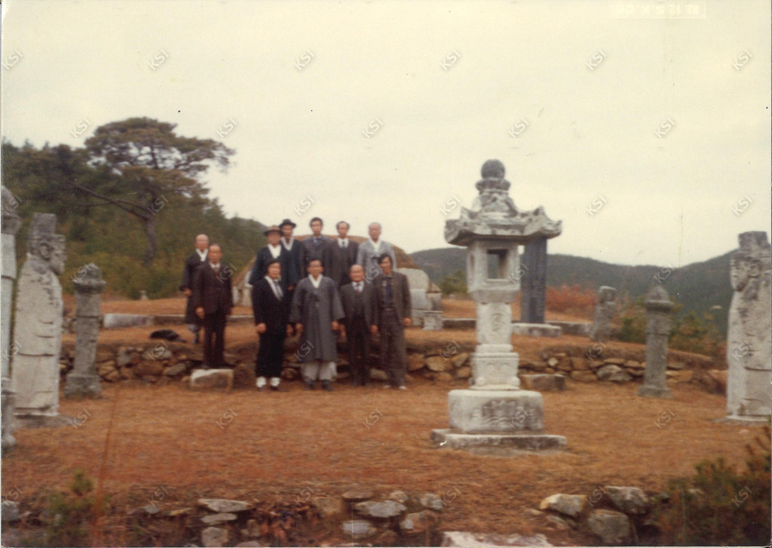 1970년대 묘제 때 선대 묘소에서 집안 어른들과 함께