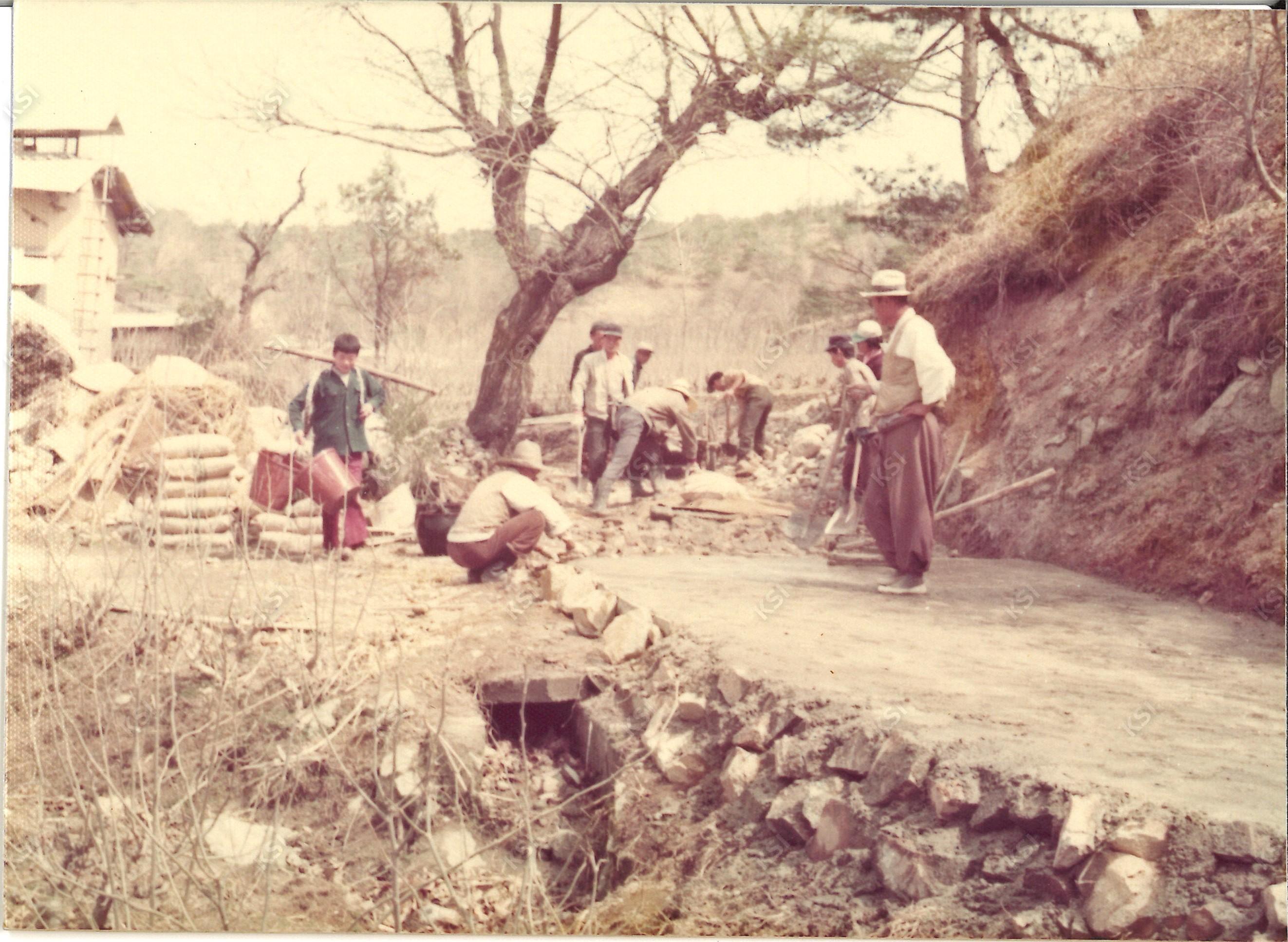 1970년대 새마을운동 골목 포장 작업