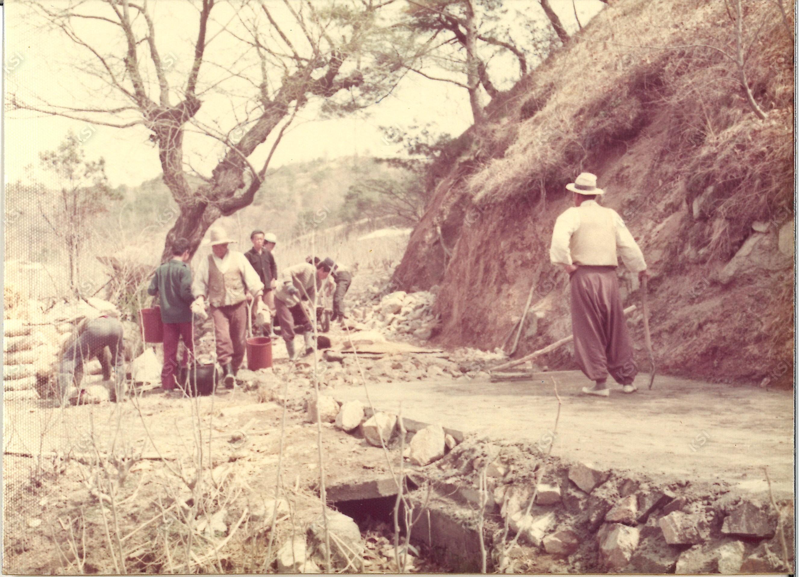 1970년대 새마을운동 골목 포장 작업