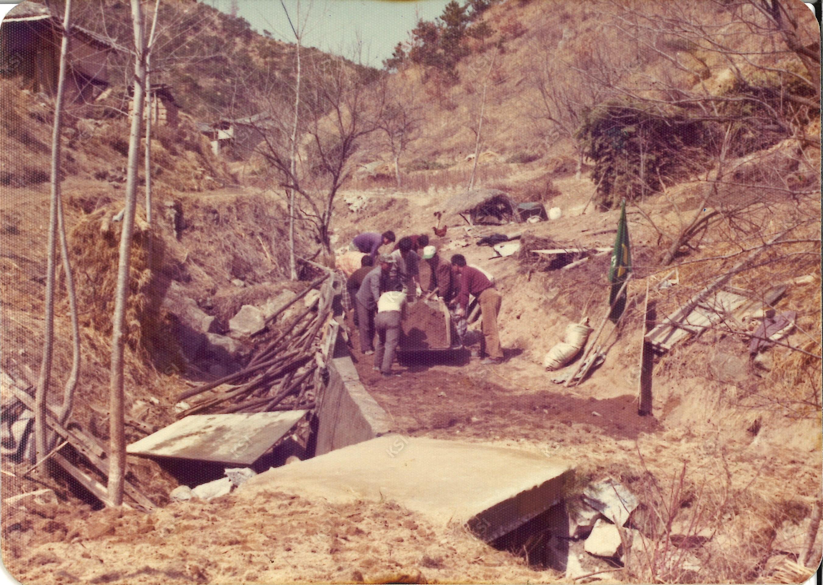 1970년대 새마을운동 용상동 길 포장 작업