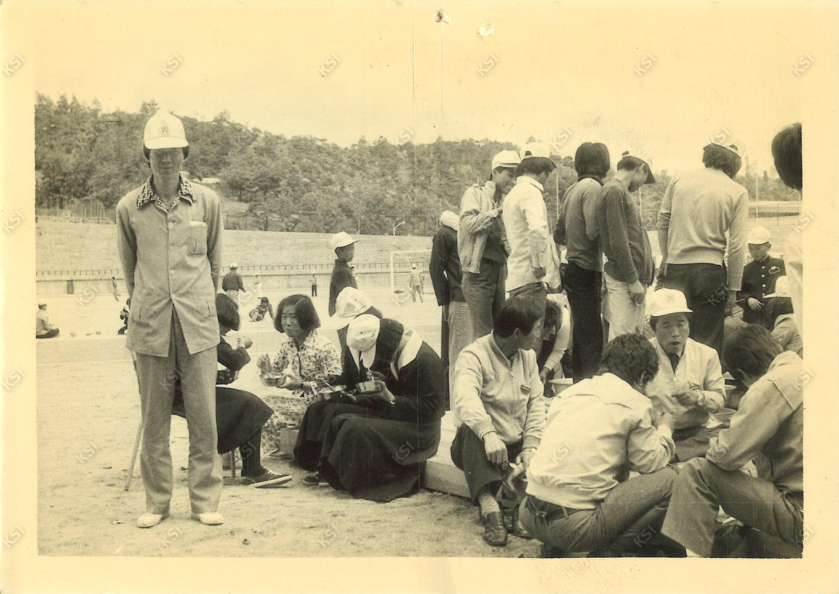1970년대 새마을운동 체육대회 중 식사시간