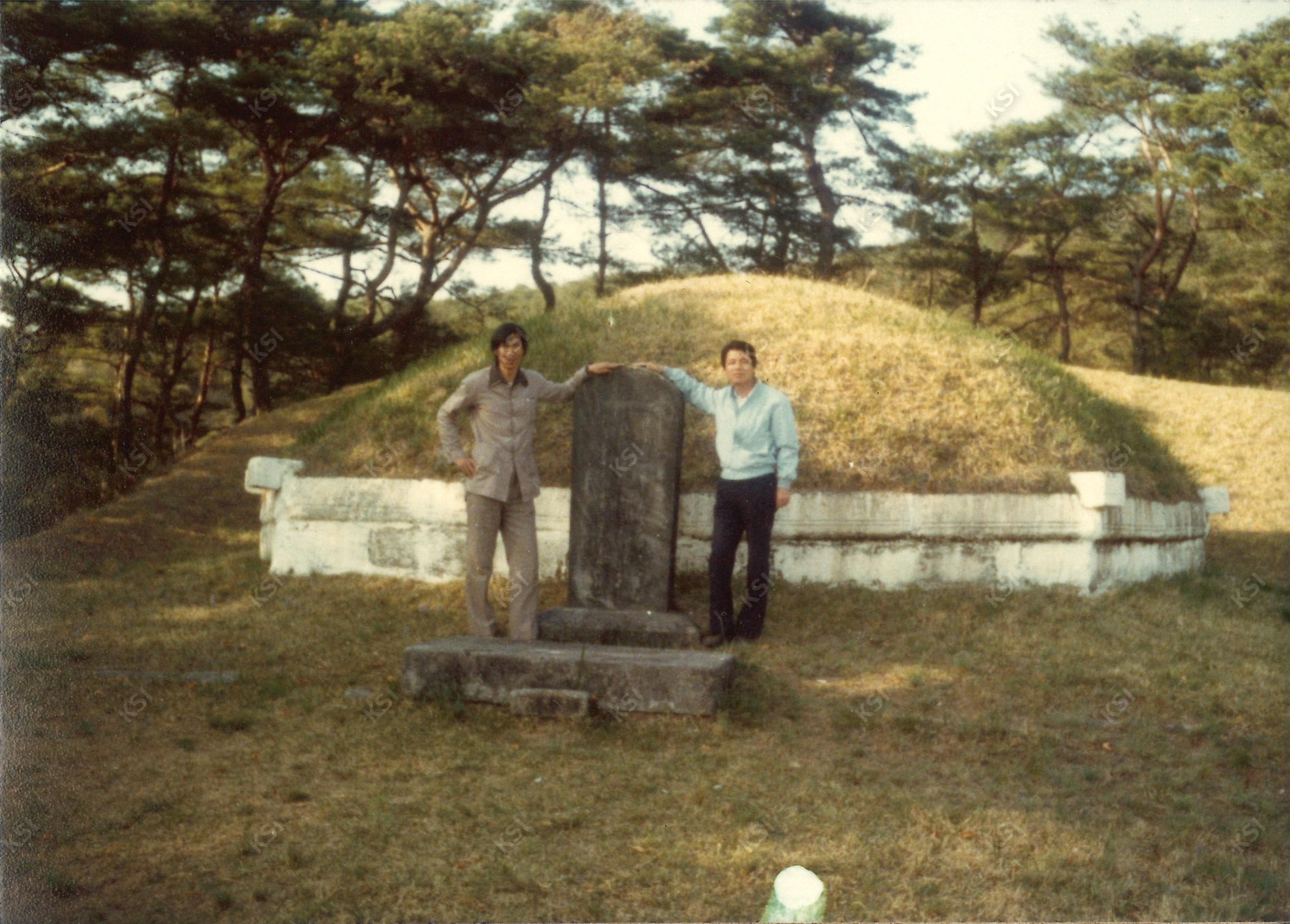 1970년대 선대 묘소 앞에서