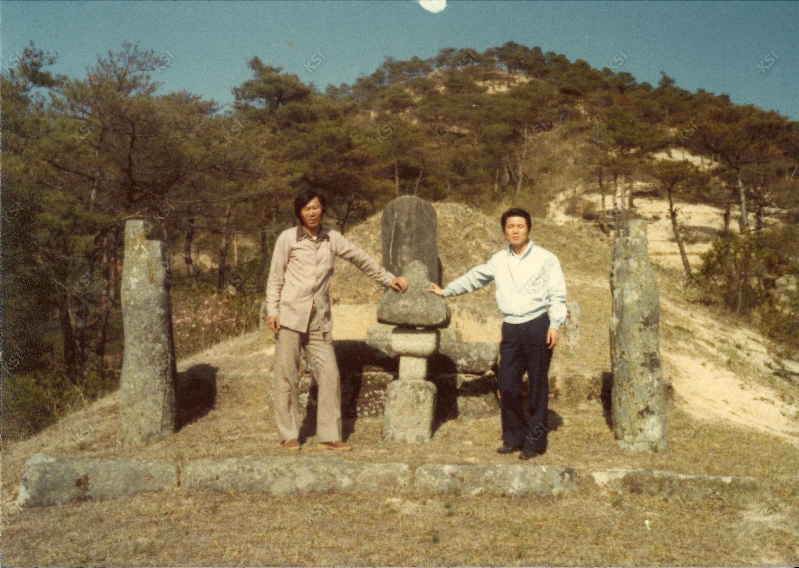1970년대 선대 묘소에서
