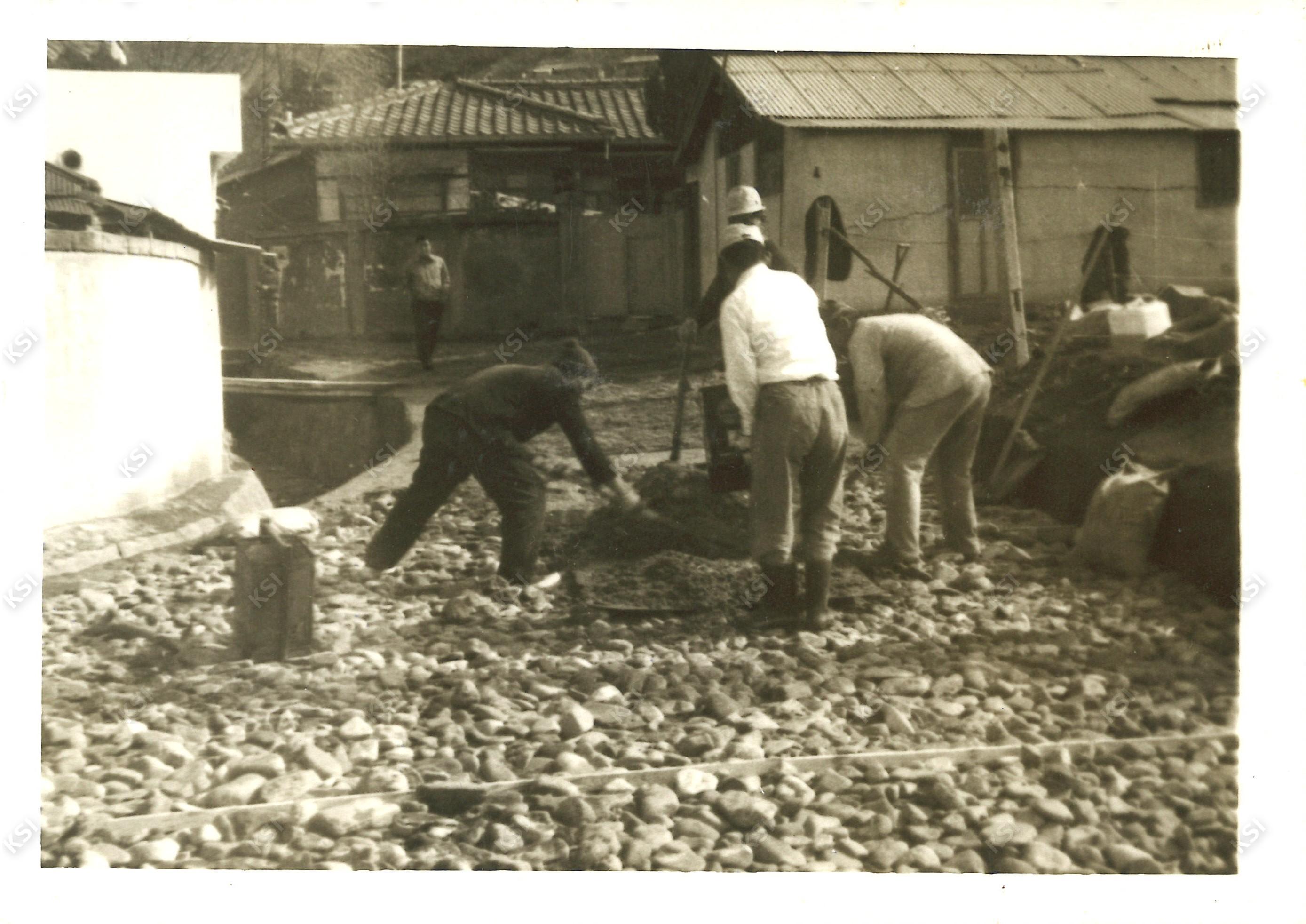 1970년대 성진골 석축 및 골목 포장 작업