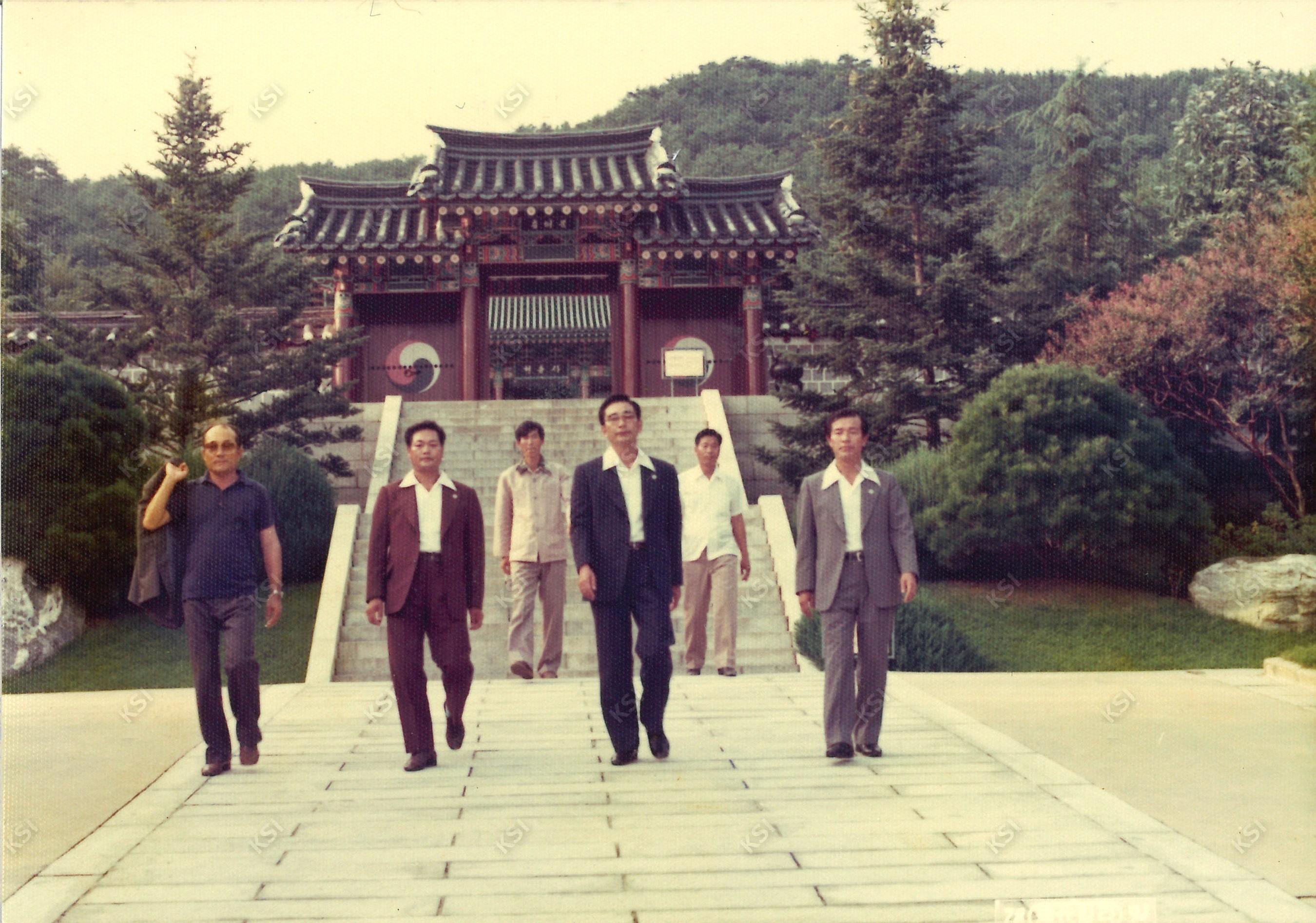 1970년대 아산 현충사 현충문 앞에서