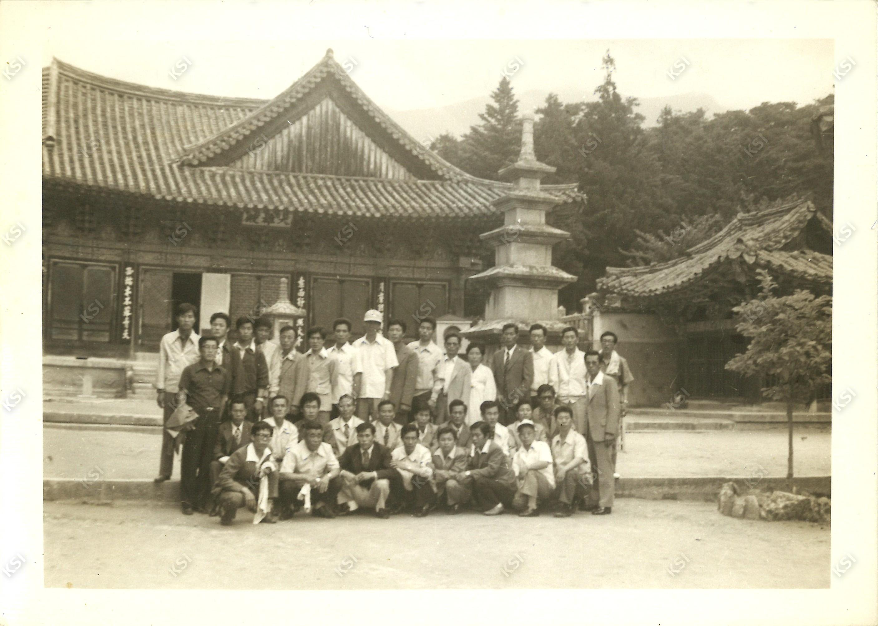 1970년대 양산 통도사 대웅전 앞에서