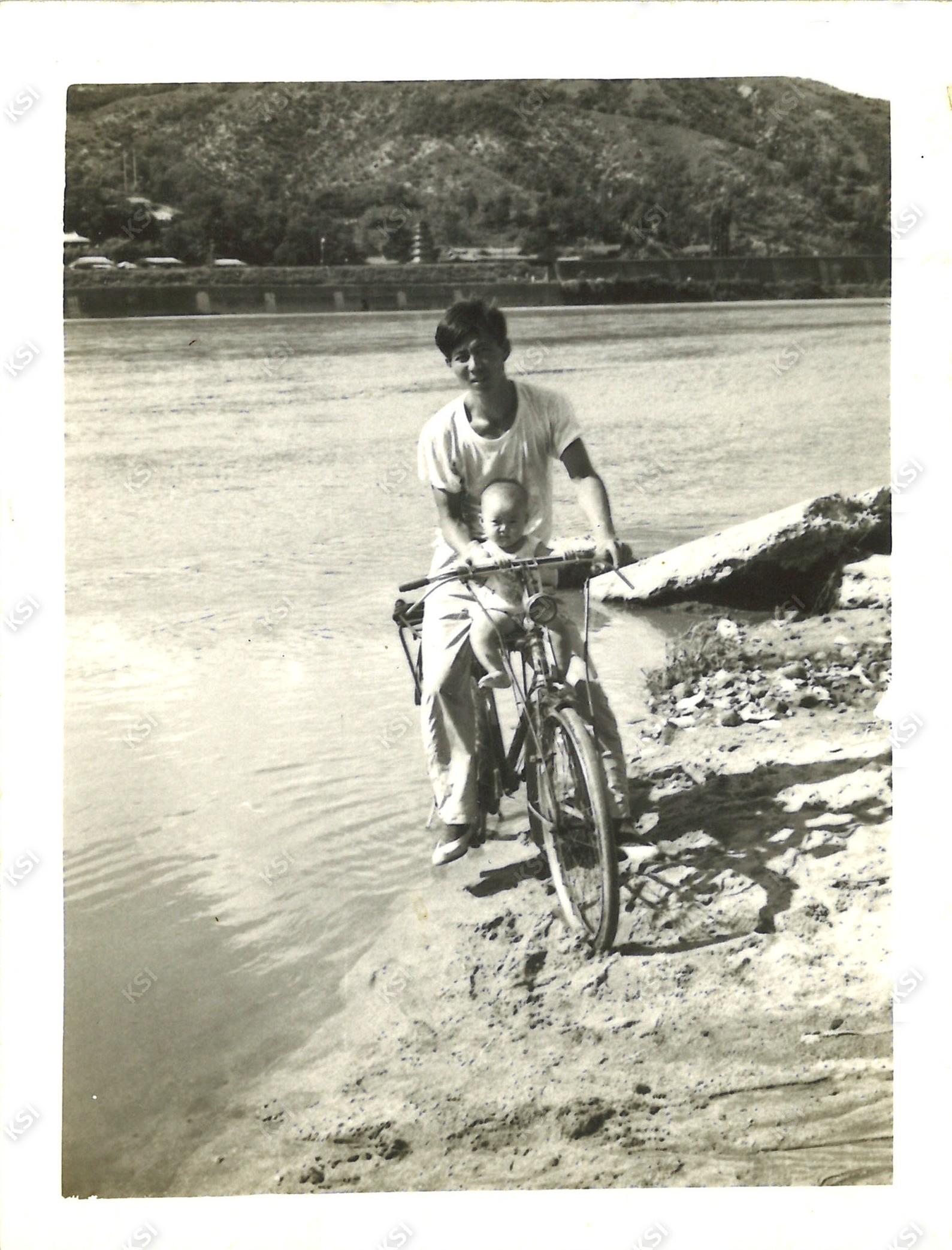 1970년대 용상동 강변에서