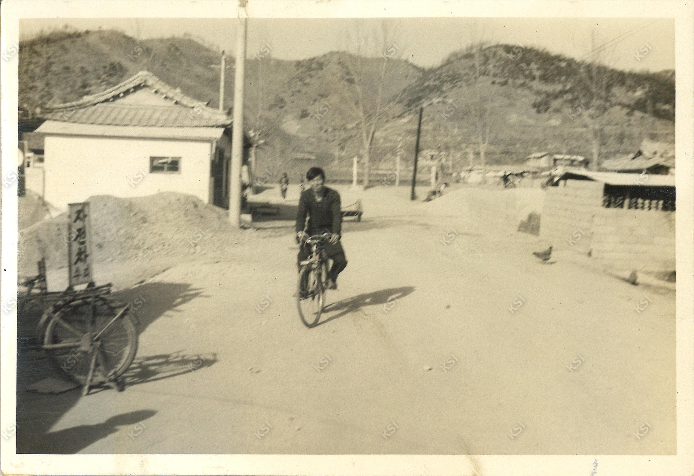 1970년대 용상동에서 자전거를 타고