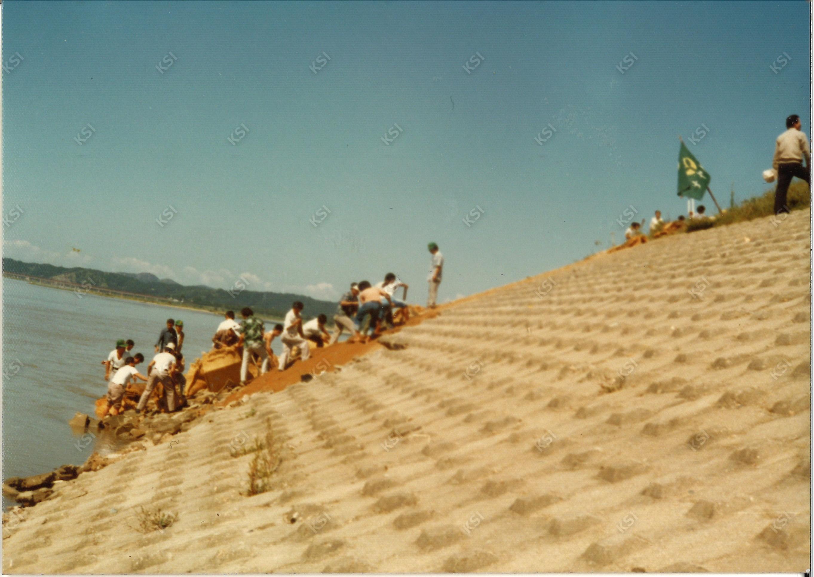 1970년대 용성동 강둑 붕괴 방지 작업