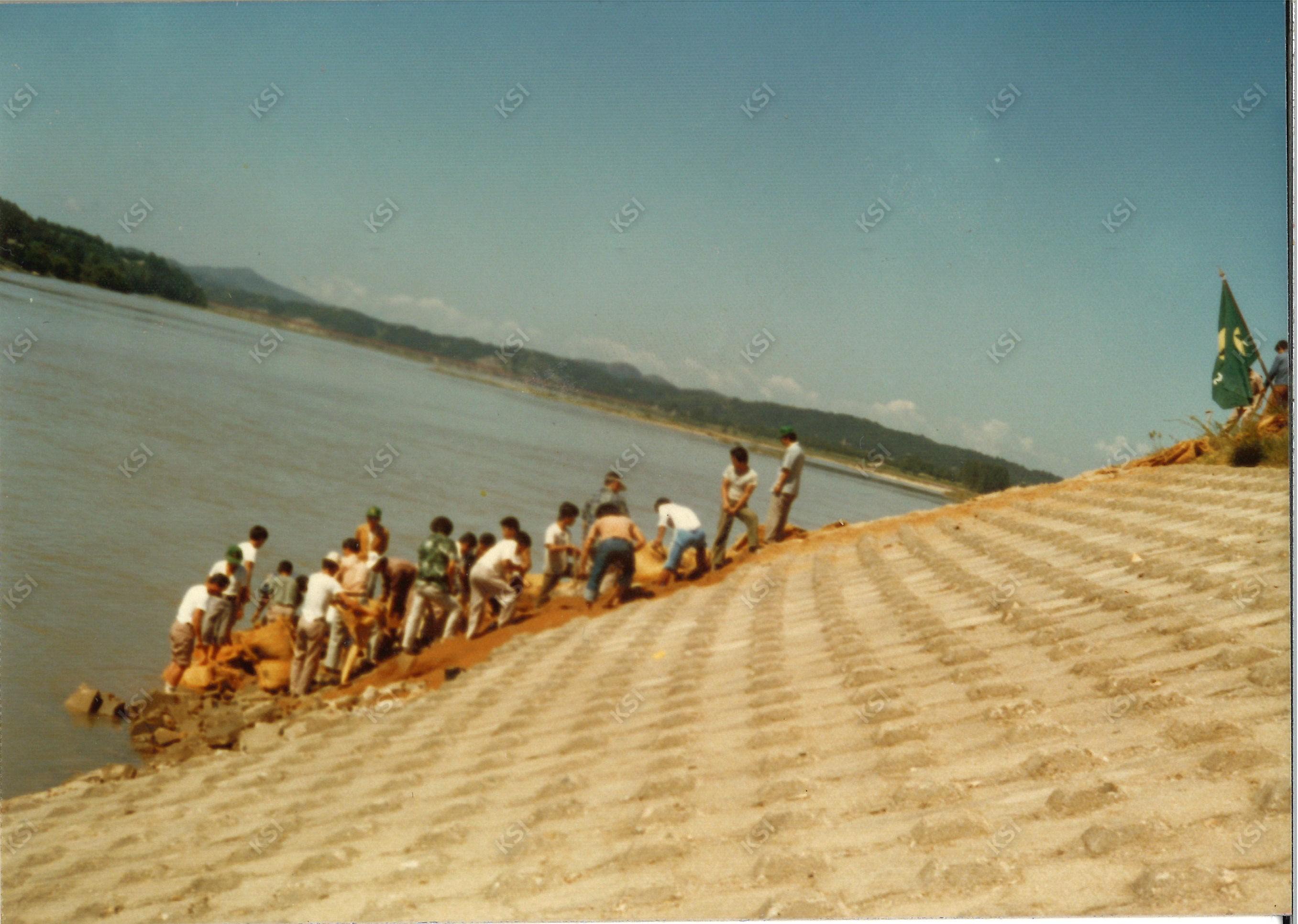 1970년대 용성동 강둑 붕괴 방지 작업
