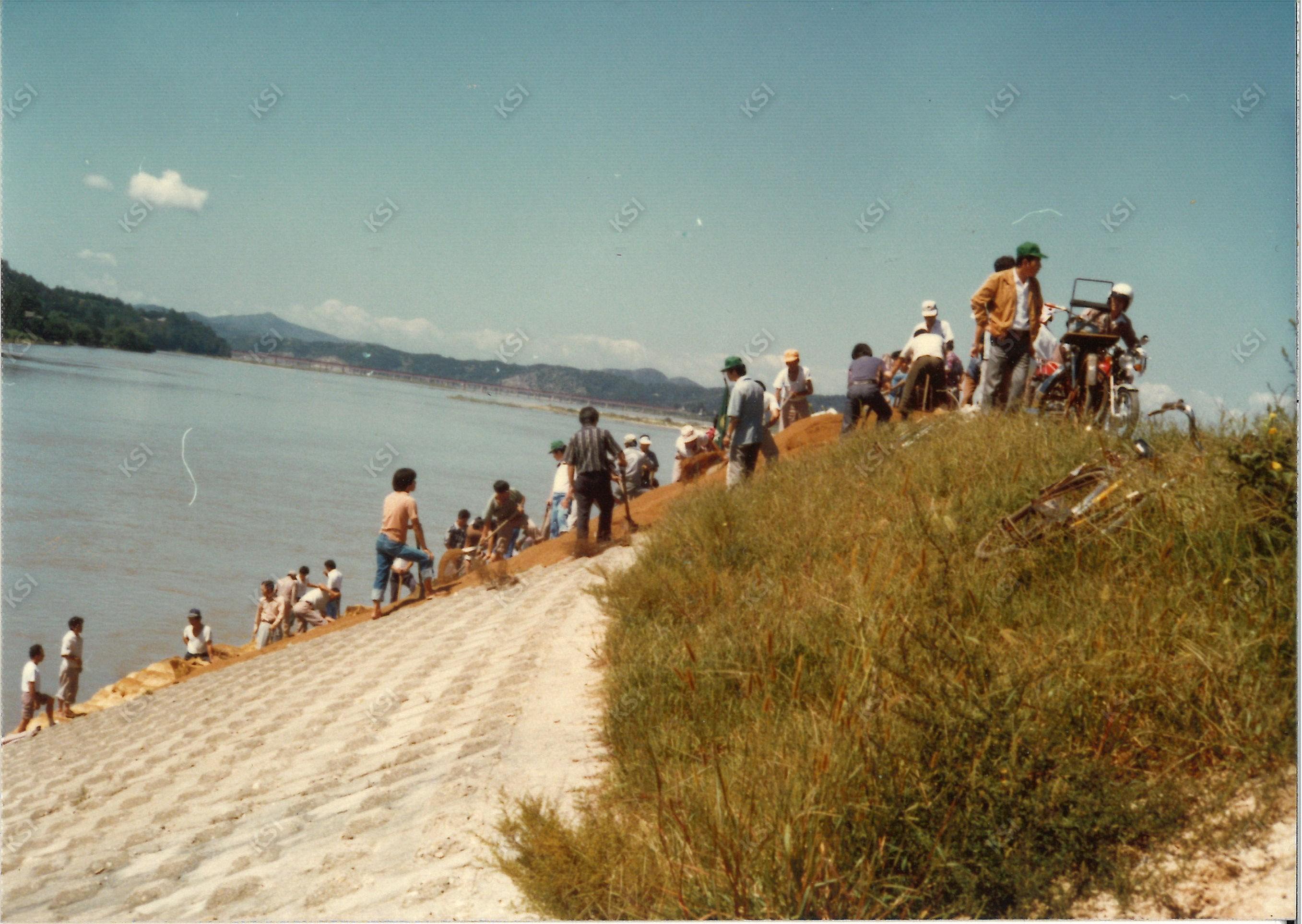 1970년대 용성동 강둑 붕괴 방지 작업