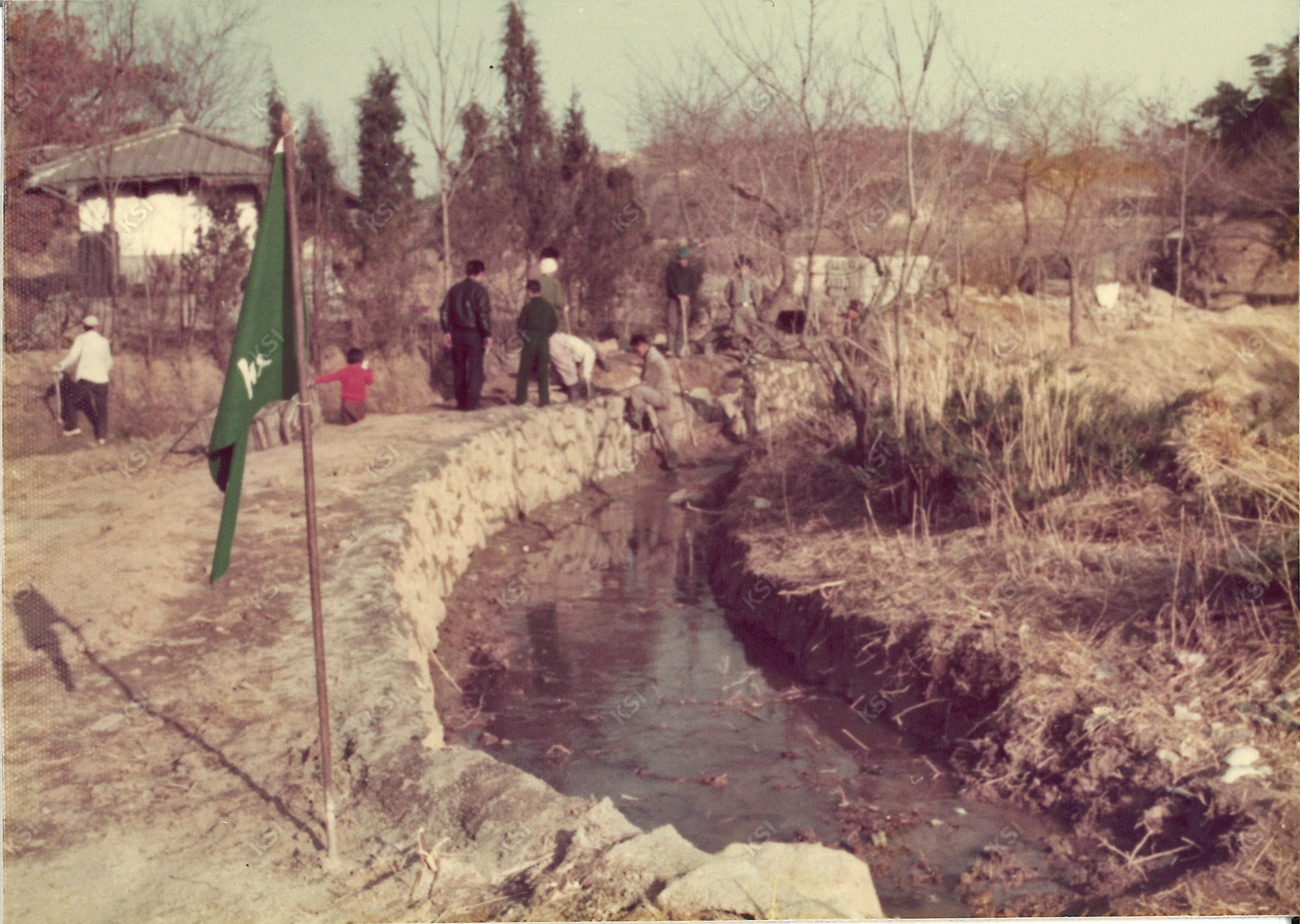 1970년대 용성동 길 포장 작업