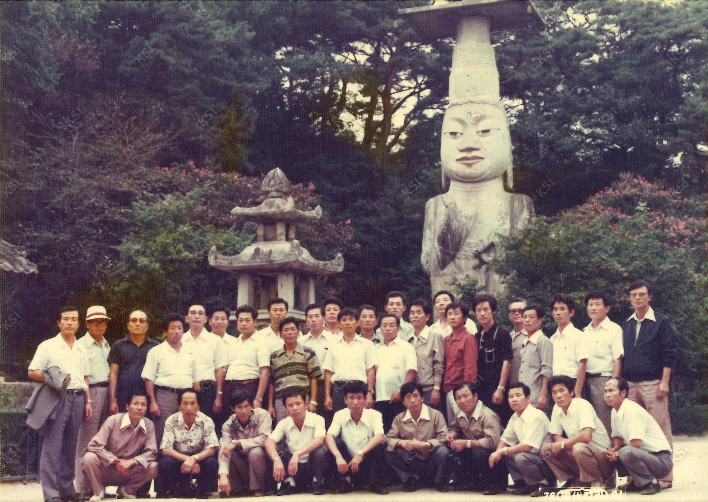 1979년 9월 논산 관촉사 미륵보살 앞에서