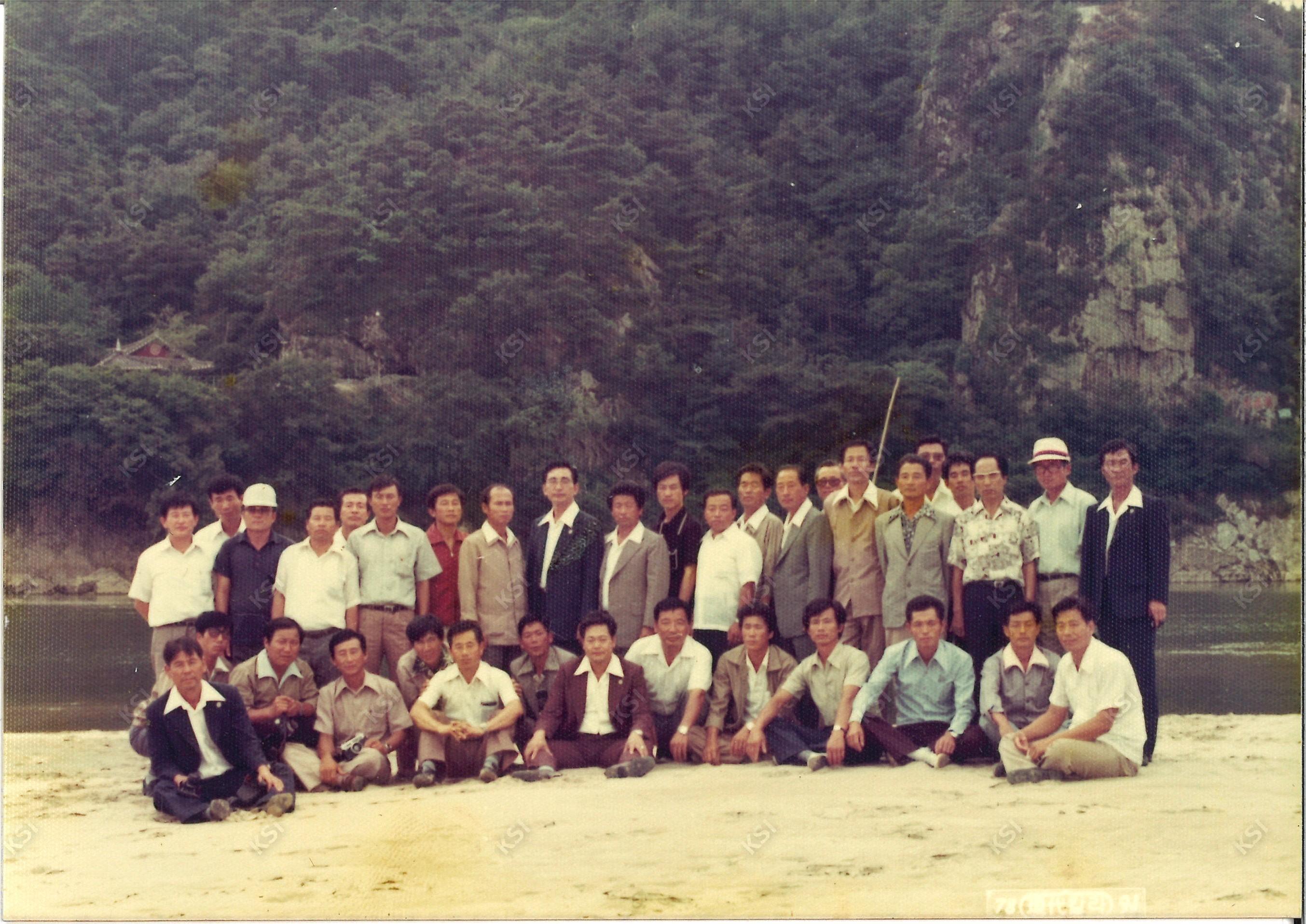 1979년 9월 부여 낙화암을 배경으로