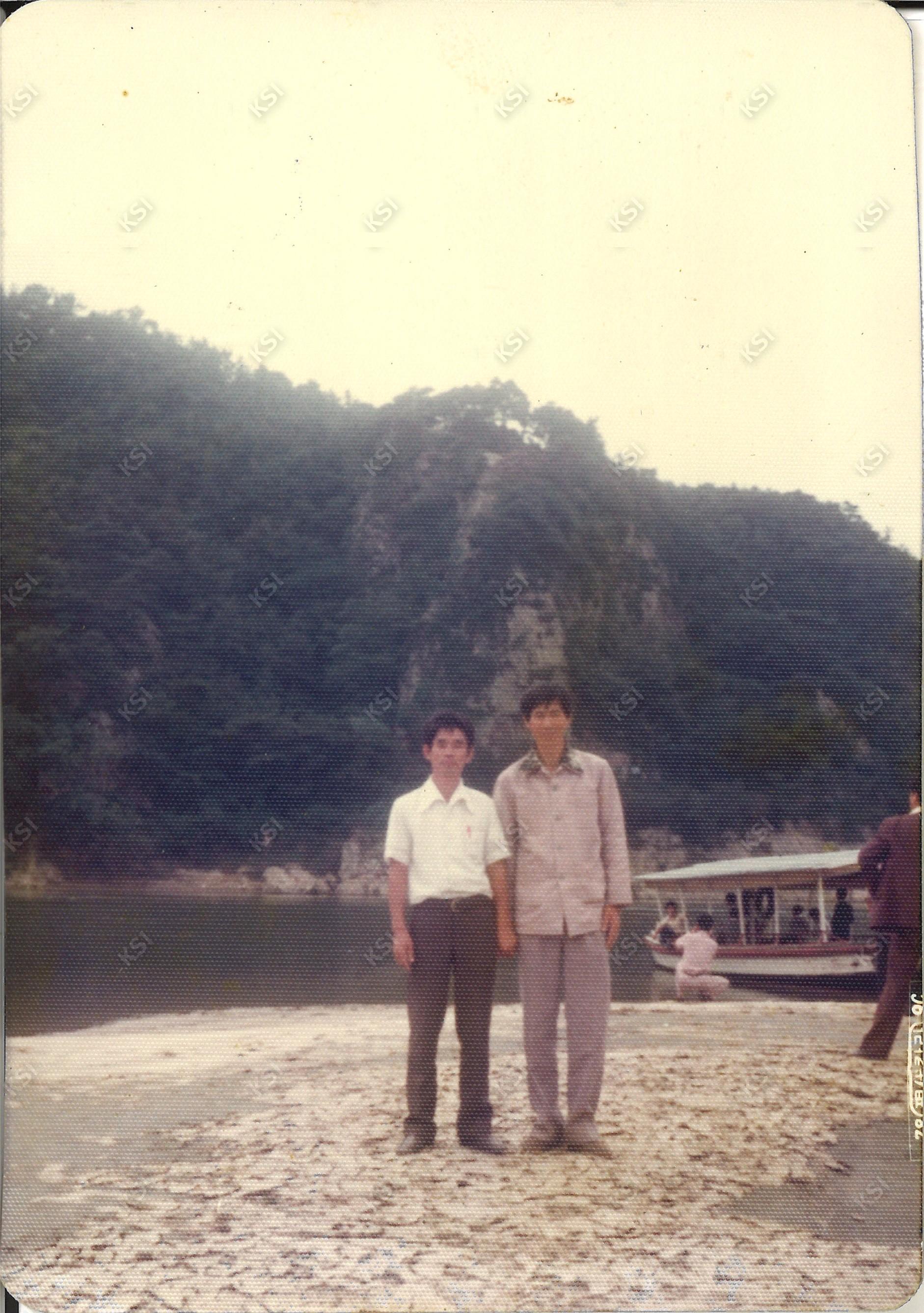 1979년 9월 부여 낙화암을 배경으로