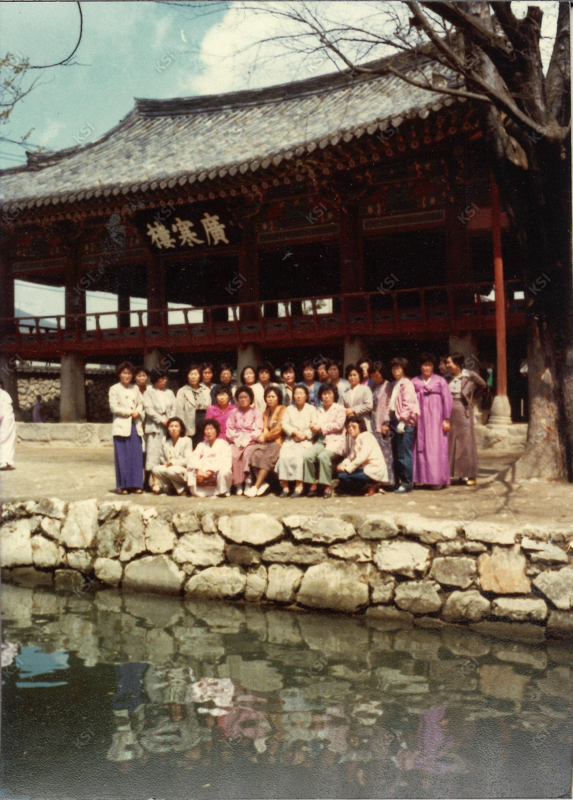 1980년대 남원 광한루 앞에서