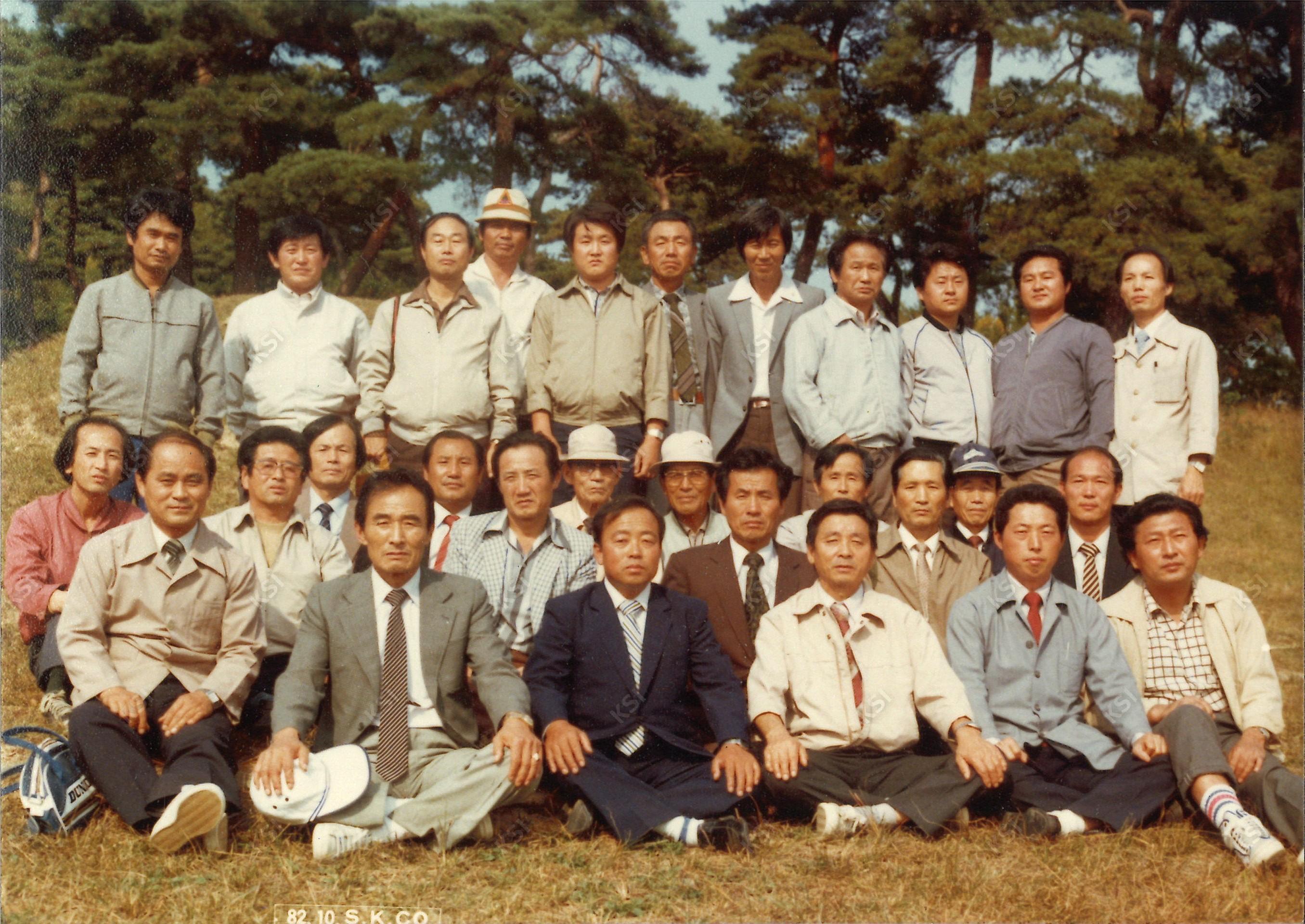 1980년대 묘제 때 모인 집안 사람들