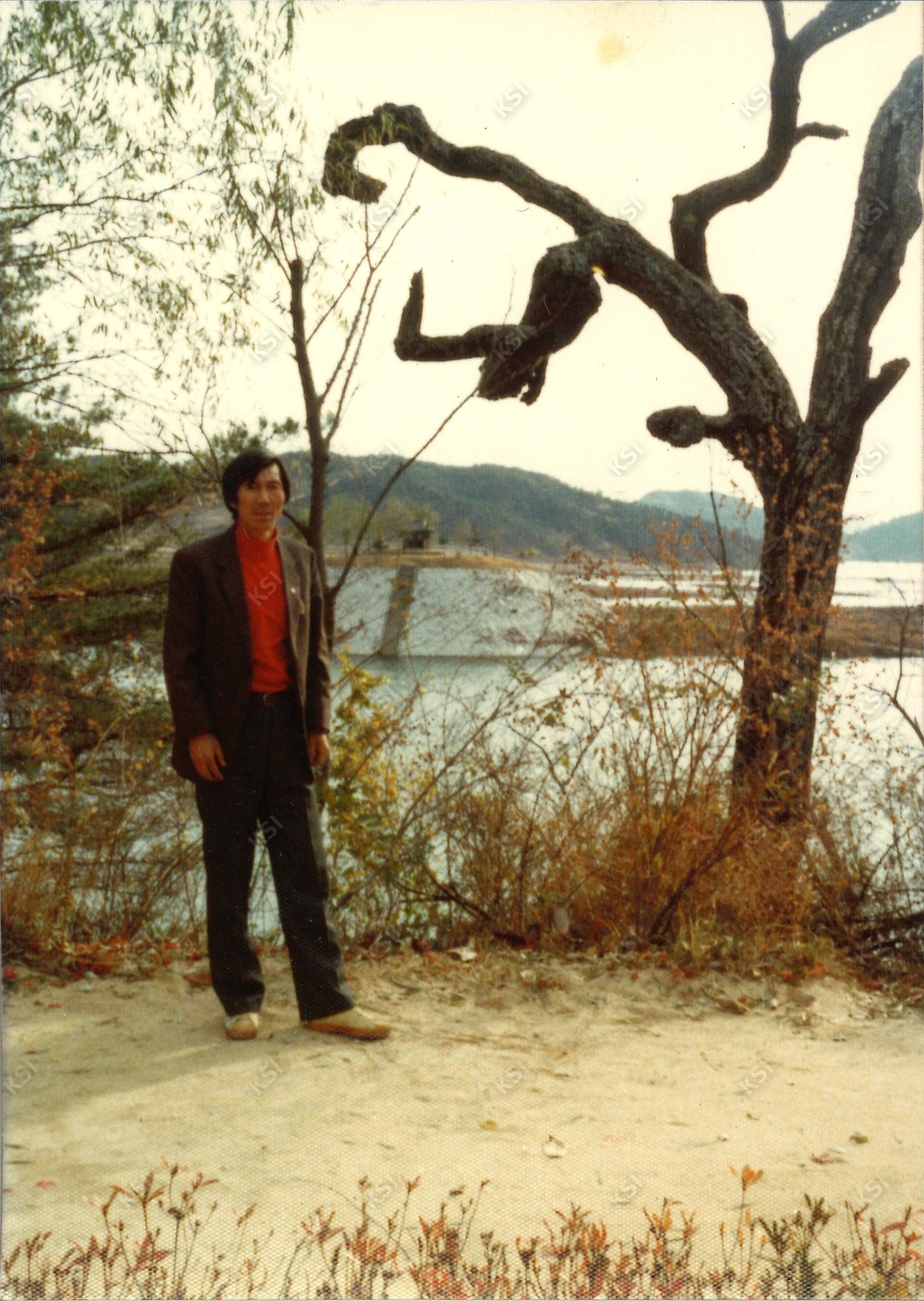 1980년대 시사단을 배경으로 도산서원 앞에서