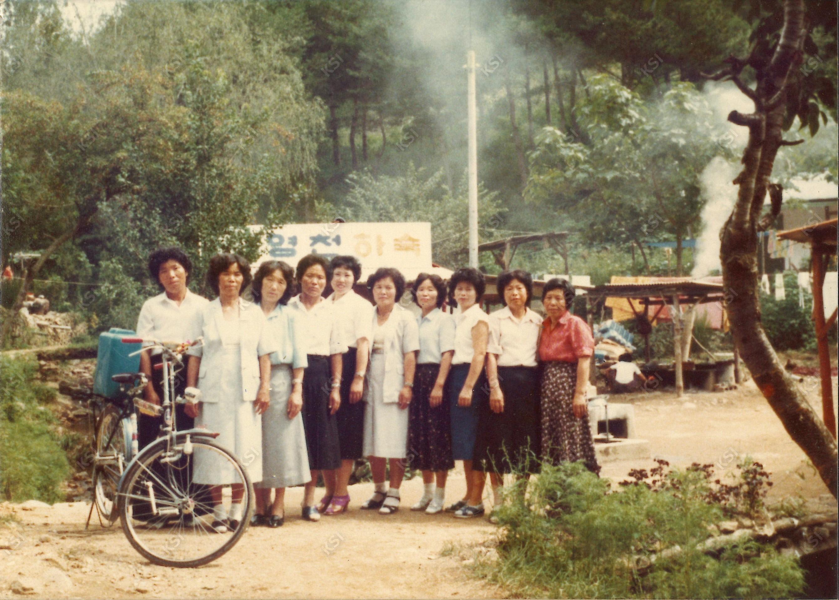 1980년대 영천하숙 앞에서
