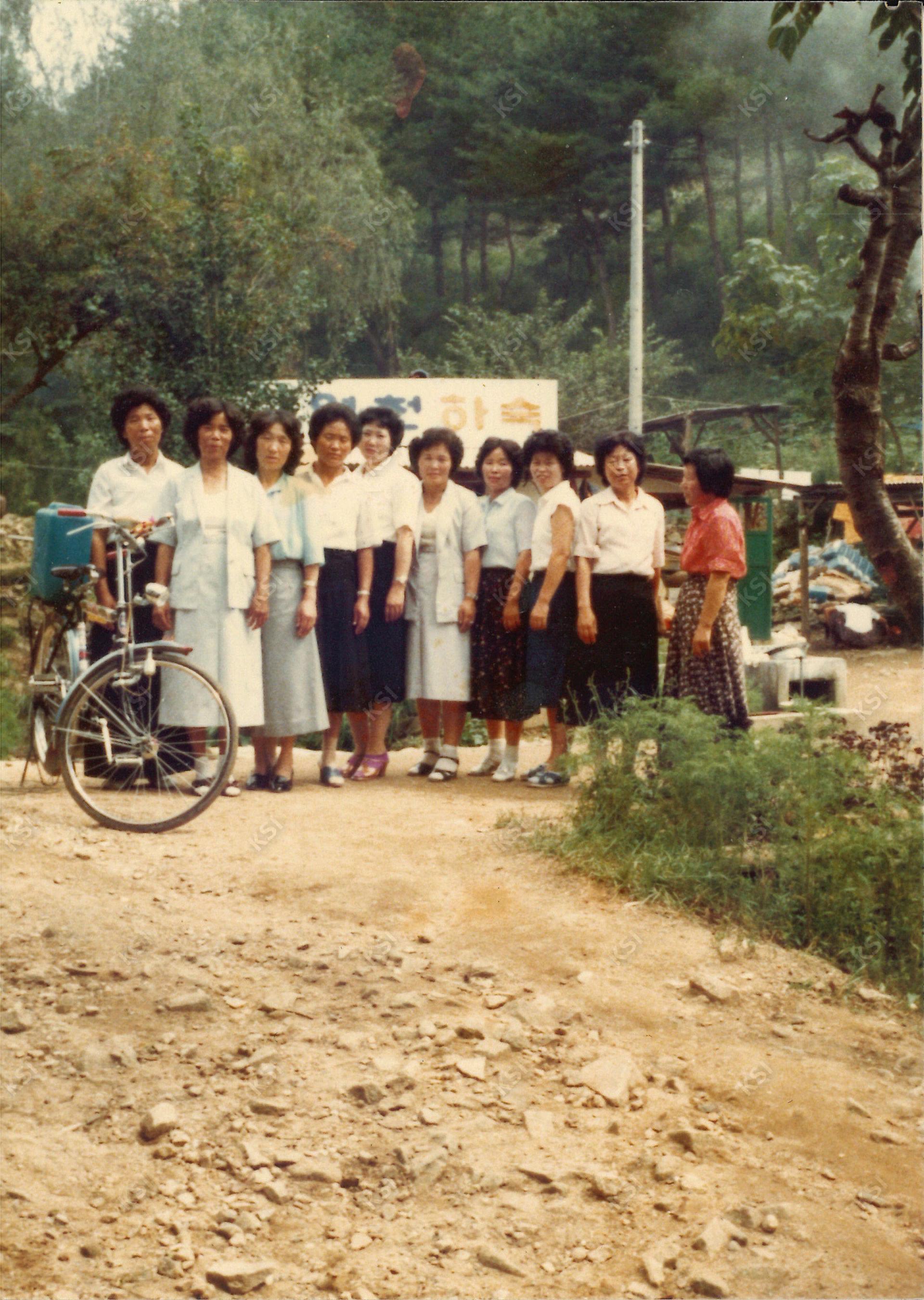 1980년대 영천하숙 앞에서
