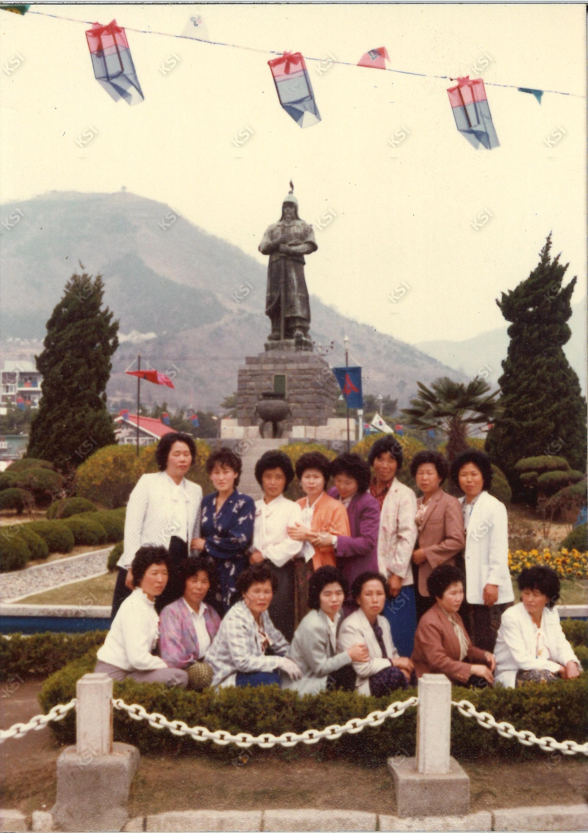 1980년대 진해 이순신 장군 동상 앞에서 단체사진