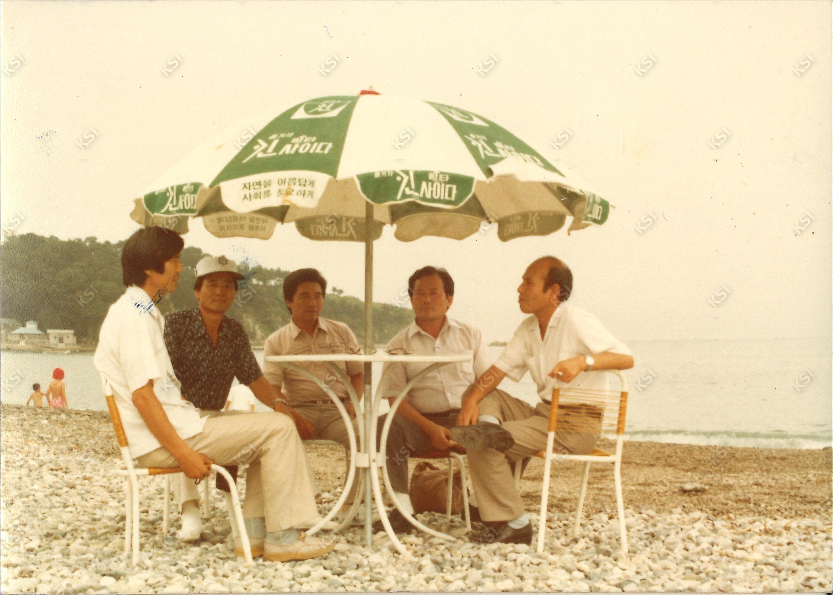 1980년대 해수욕장 파라솔 아래 앉아
