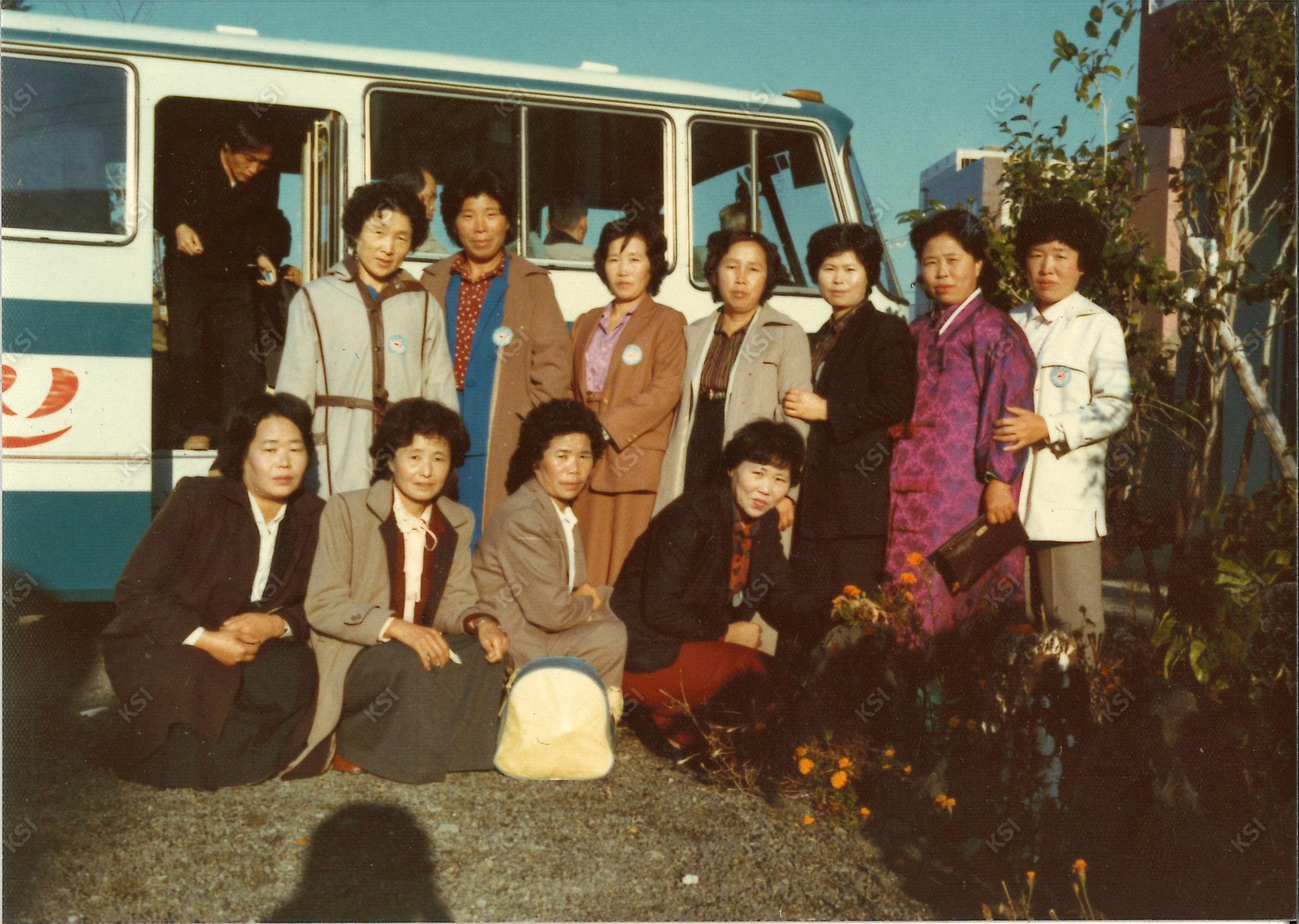 1981년 11월 제주도 여행 중 버스 앞에서 단체사진